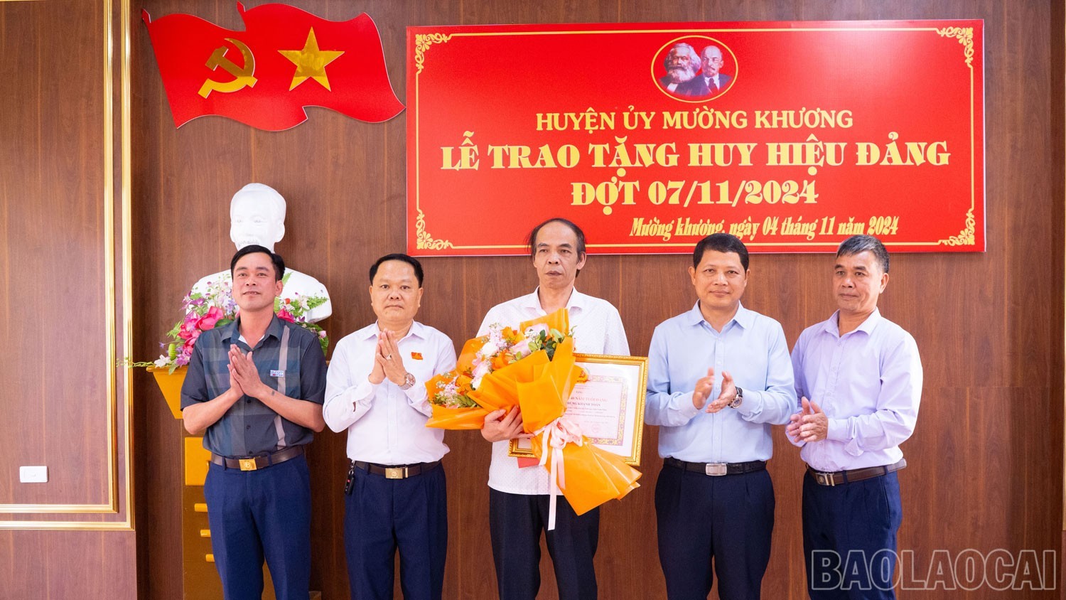 Huyện ủy Mường Khương trao Huy hiệu 40 năm tuổi Đảng cho đảng viên Phùng Khánh Toàn, Đảng bộ thị trấn Mường Khương (ảnh: Hán Hiền). mk1.jpg