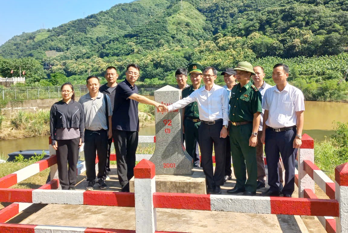 Lực lượng chức năng hai bên gặp gỡ tại thực địa để thống nhất giải quyết một số vướng mắc trên tuyến biên giới. 10.jpg