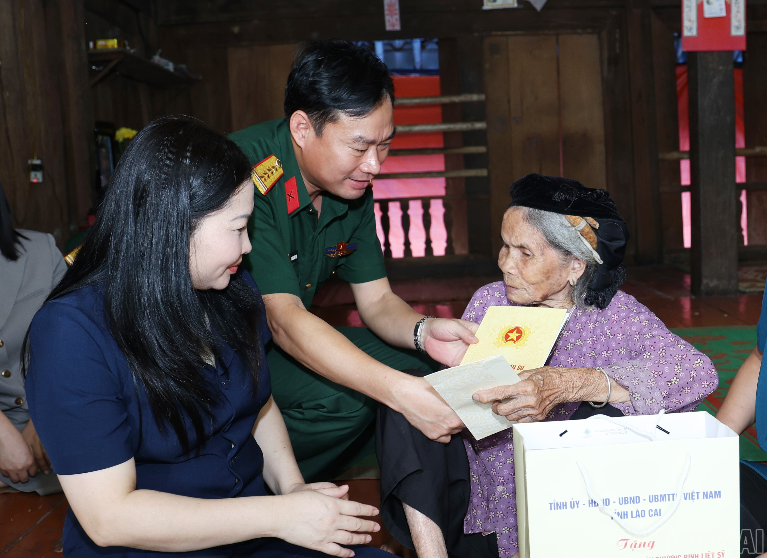 Lãnh đạo Bộ Chỉ huy Quân sự tỉnh tặng quà người có công, gia đình chính sách. baolaocai-br_7357.jpg