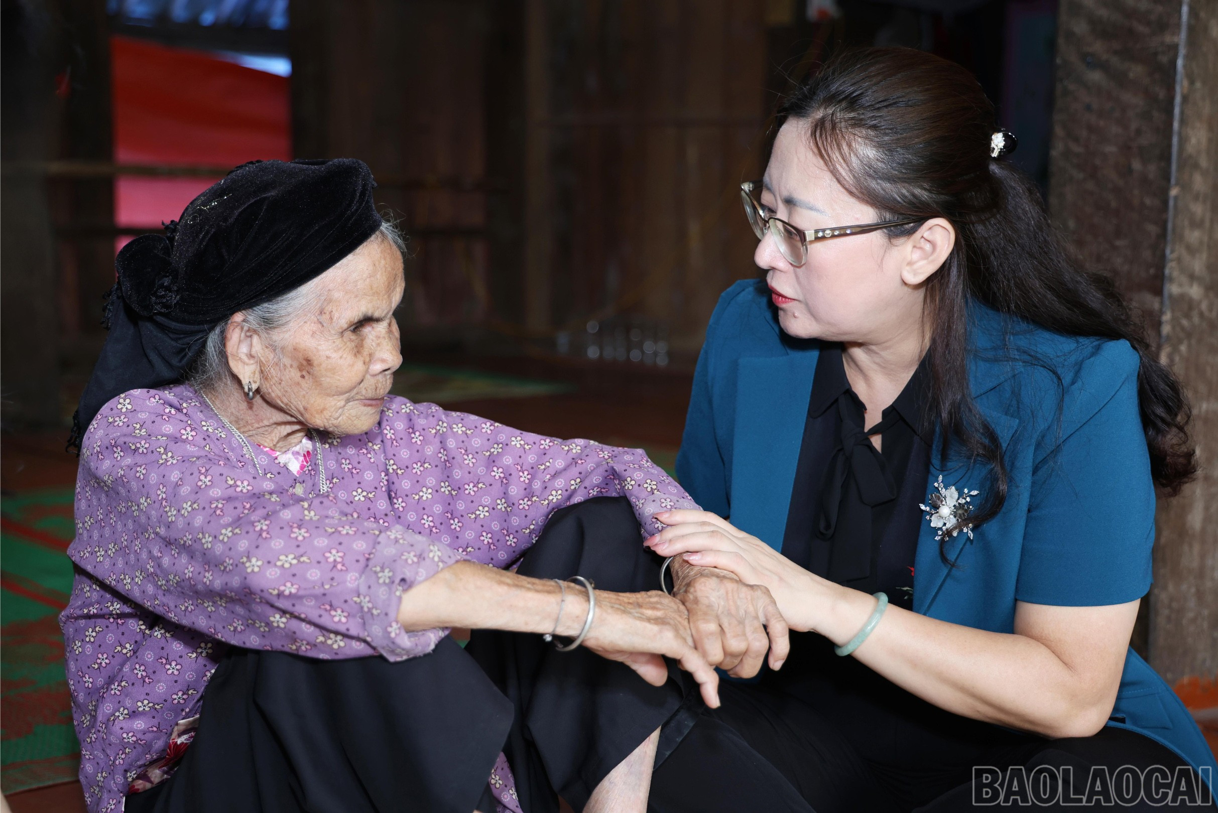 Đồng chí Giàng Thị Dung ân cần thăm hỏi các gia đình chính sách, người có công với cách mạng tại xã Thượng Bằng La. baolaocai-br_123.jpg