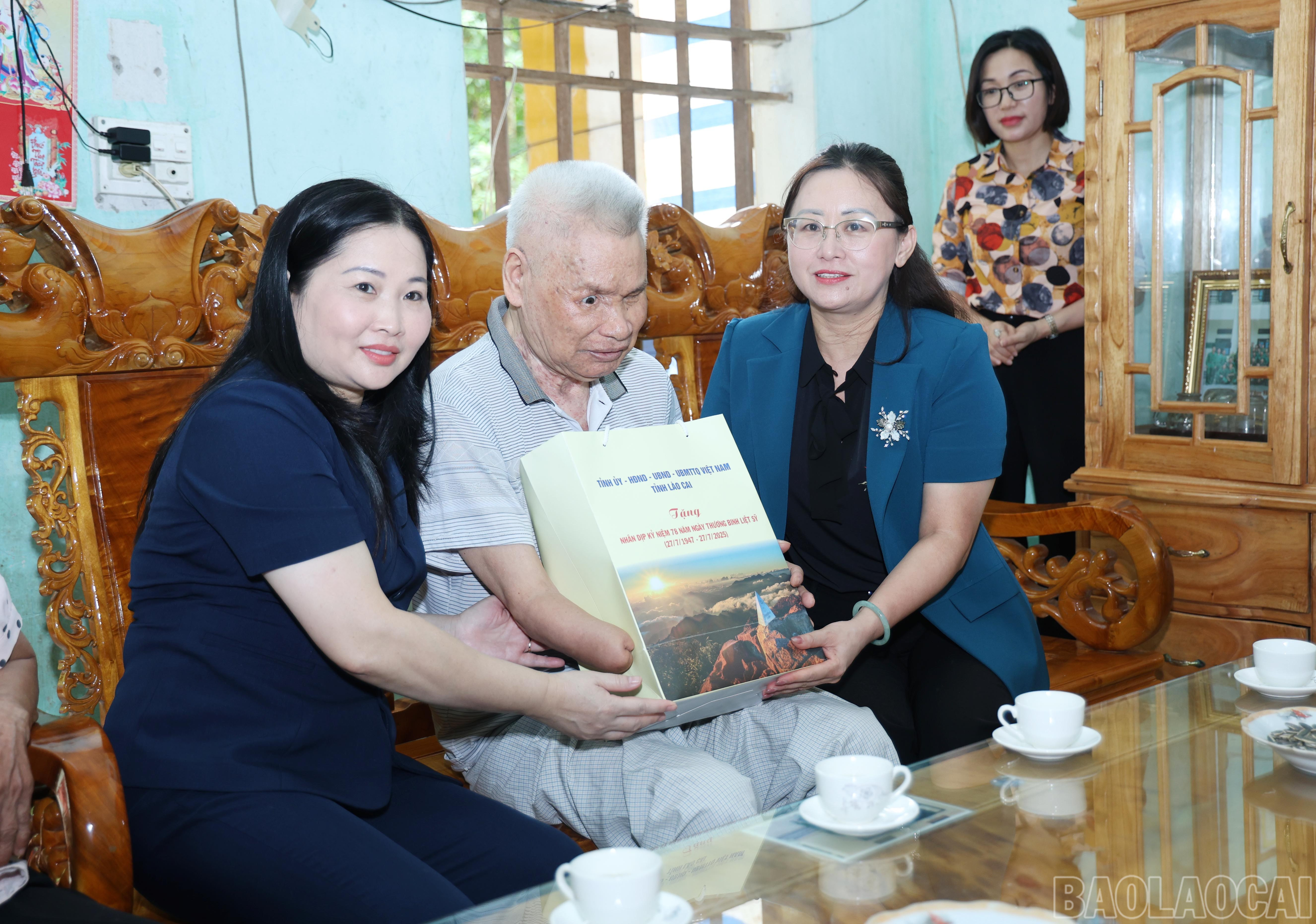 Đoàn công tác thăm hỏi, tặng quà Thương binh Hà Đình Liên. baolaocai-br_7287.jpg