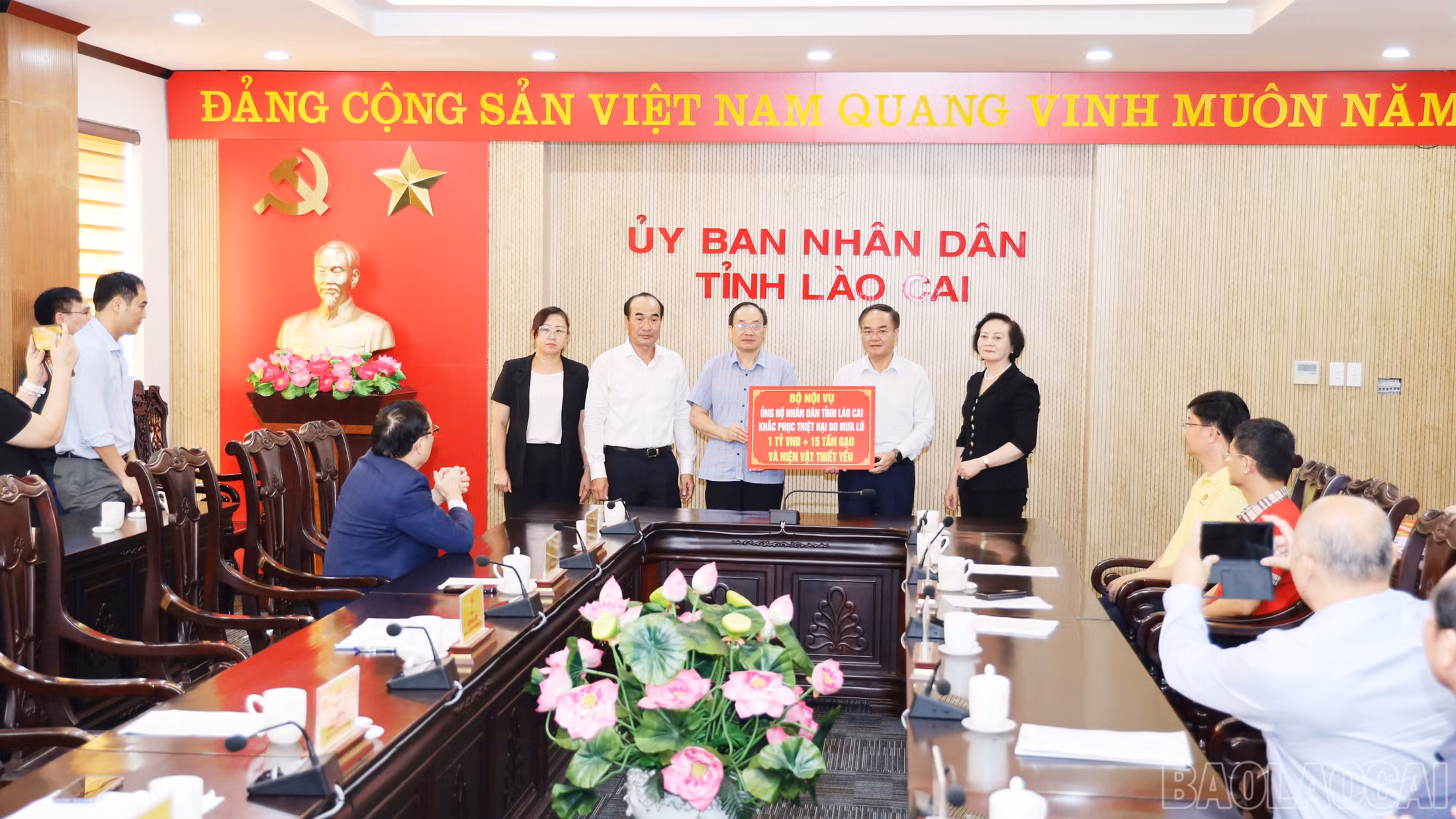 Bộ Nội vụ trao 1 tỷ đồng và 15 tấn gạo ủng hộ người dân tỉnh Lào Cai bị thiệt hại do lũ lụt.