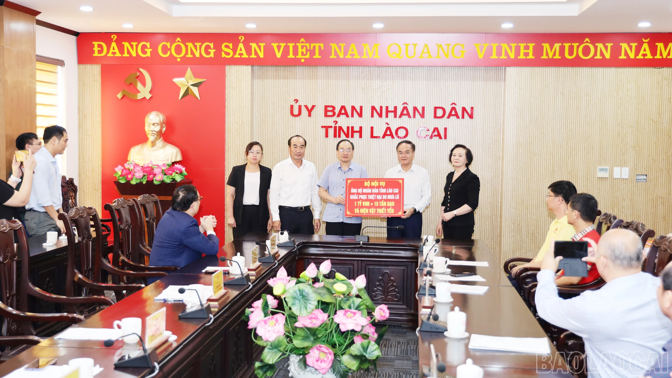 Bộ Nội vụ trao 1 tỷ đồng và 15 tấn gạo ủng hộ người dân tỉnh Lào Cai bị thiệt hại do lũ lụt.