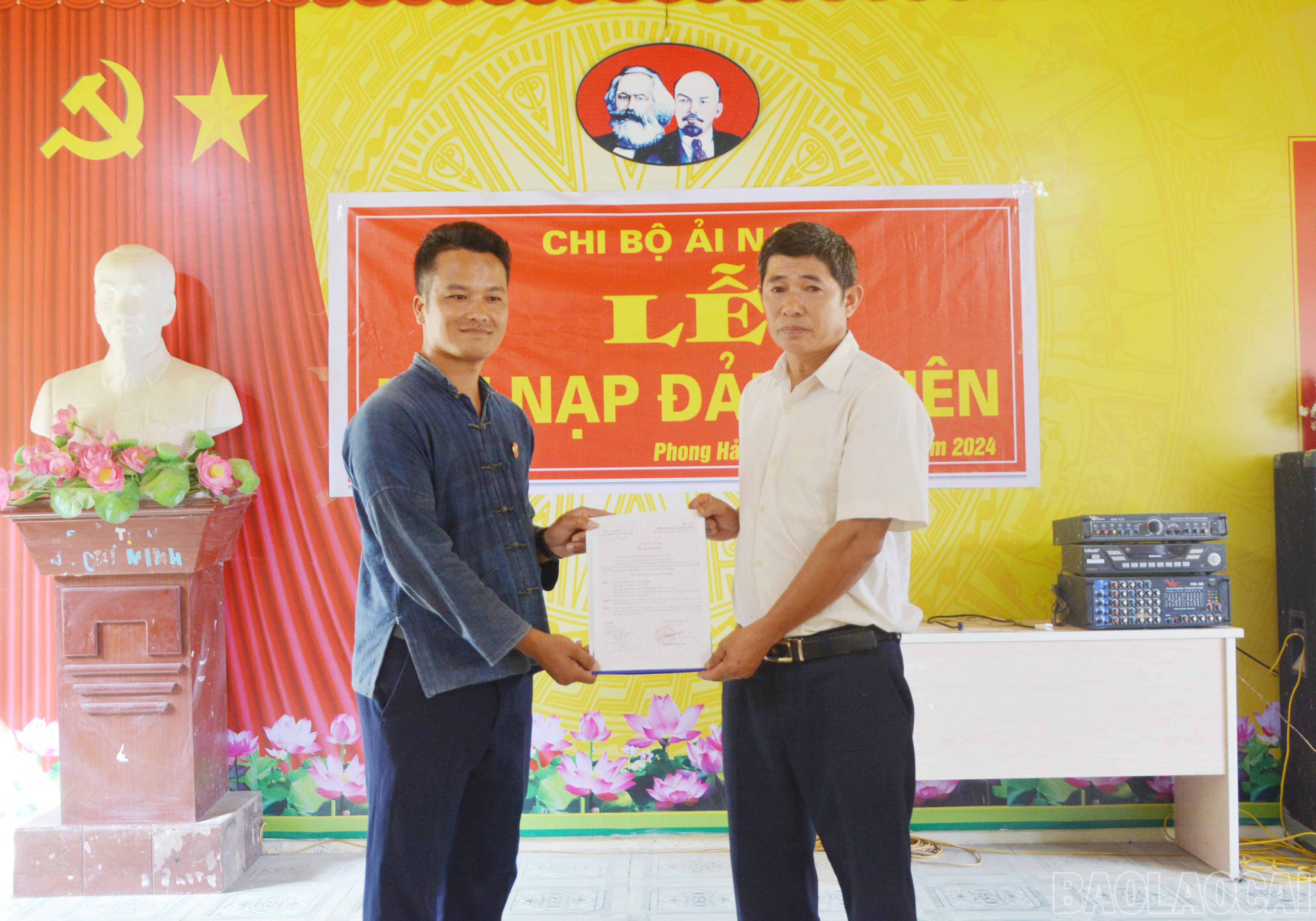 Chi bộ thôn Ải Nam, thị trấn Nông trường Phong Hải, huyện Bảo Thắng kết nạp đảng viên Cư Seo Mười là người theo đạo Tin lành. baolaocai-br_5295.jpg