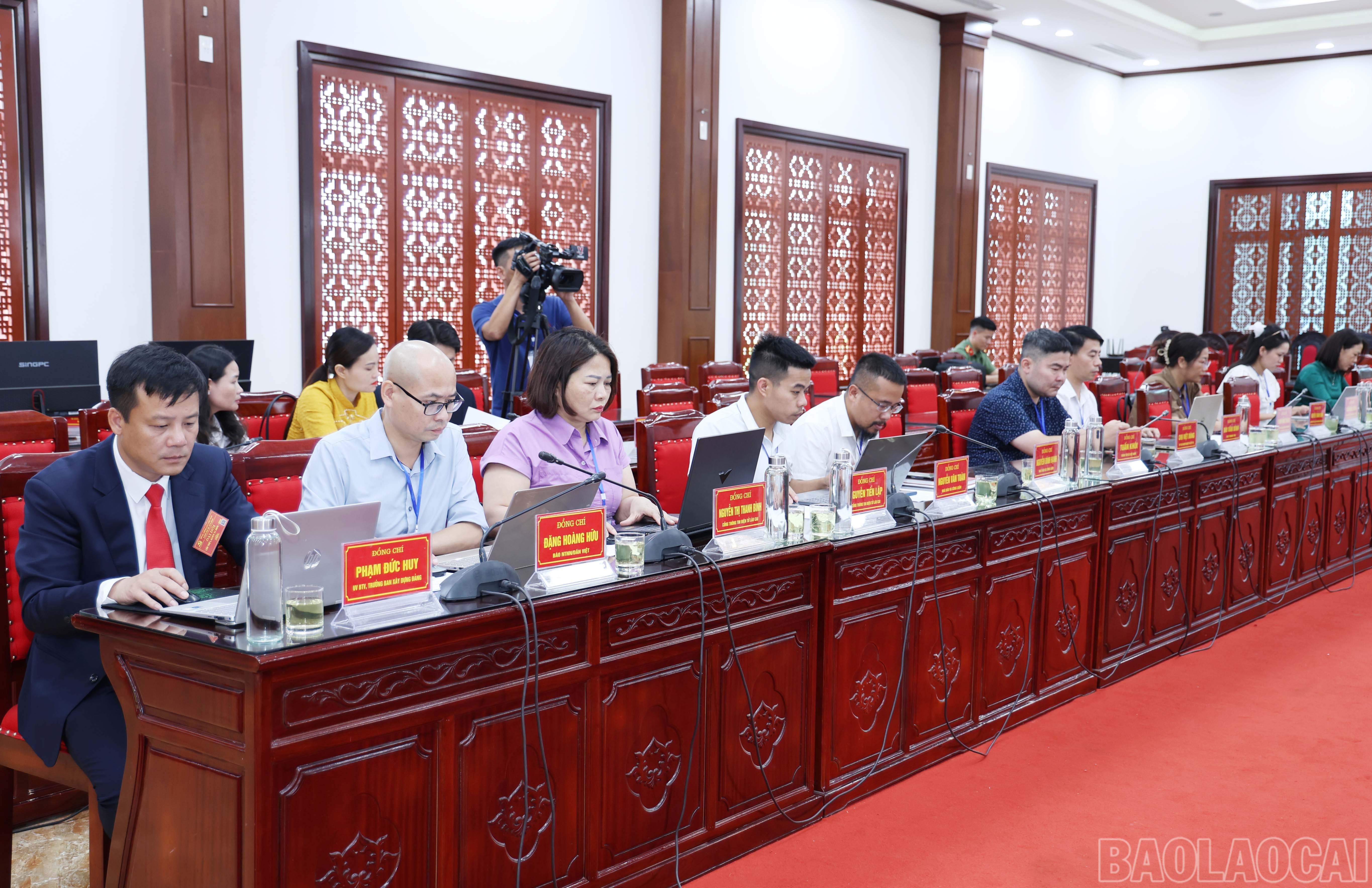 Các phóng viên, nhà báo dự họp báo. baolaocai-br_img-8069.jpg