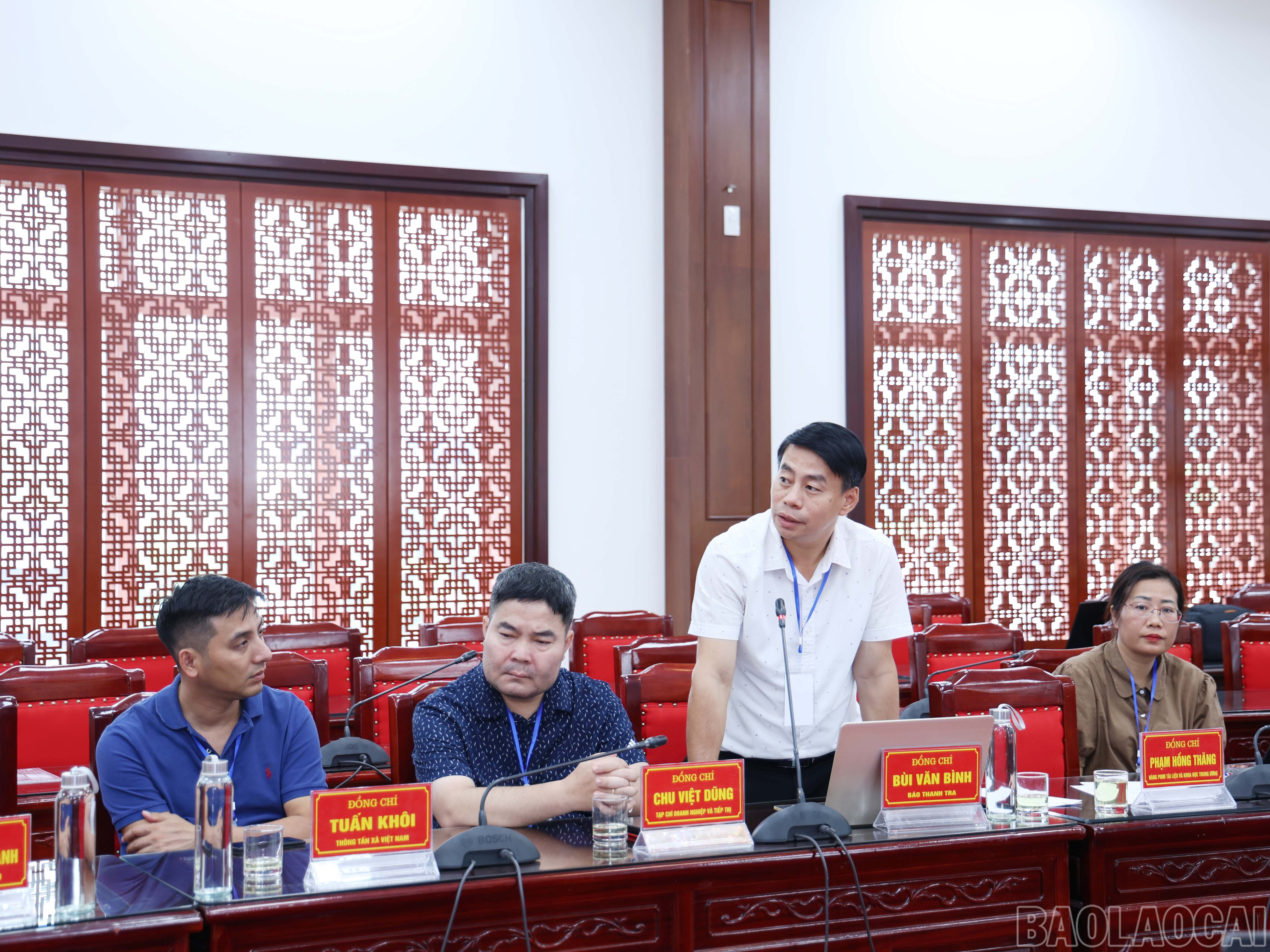 Các phóng viên đặt câu hỏi tại buổi họp báo. baolaocai-br_img-8087.jpg