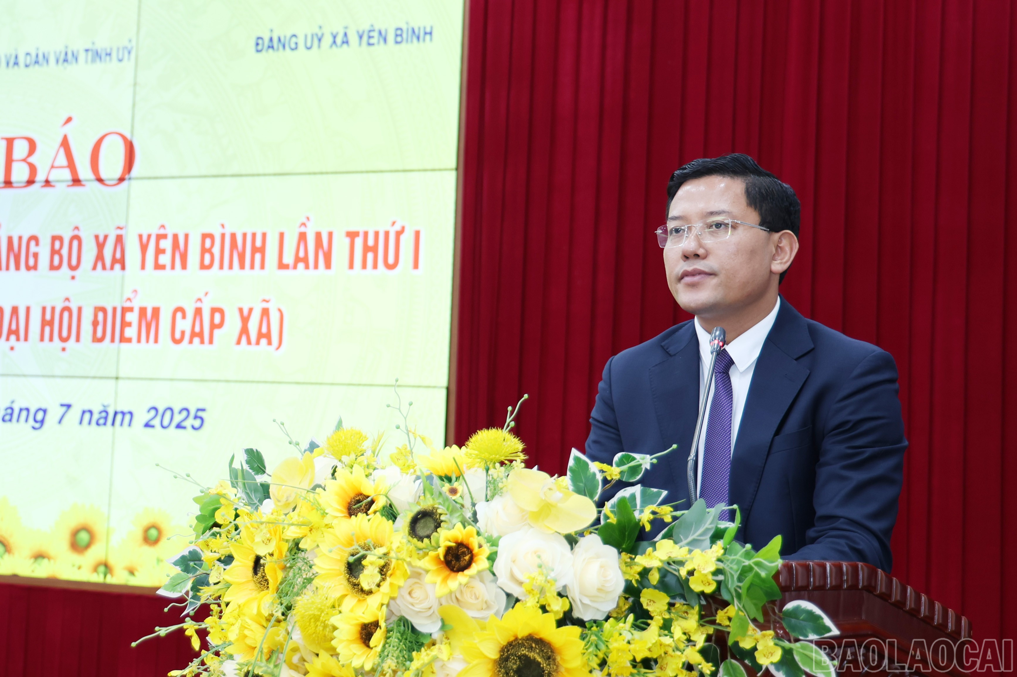 Đồng chí Phùng Nam Trung, Phó Trưởng Ban Tuyên giáo và Dân vận Tỉnh ủy phát biểu tại buổi họp báo. baolaocai-br_img-8102.jpg