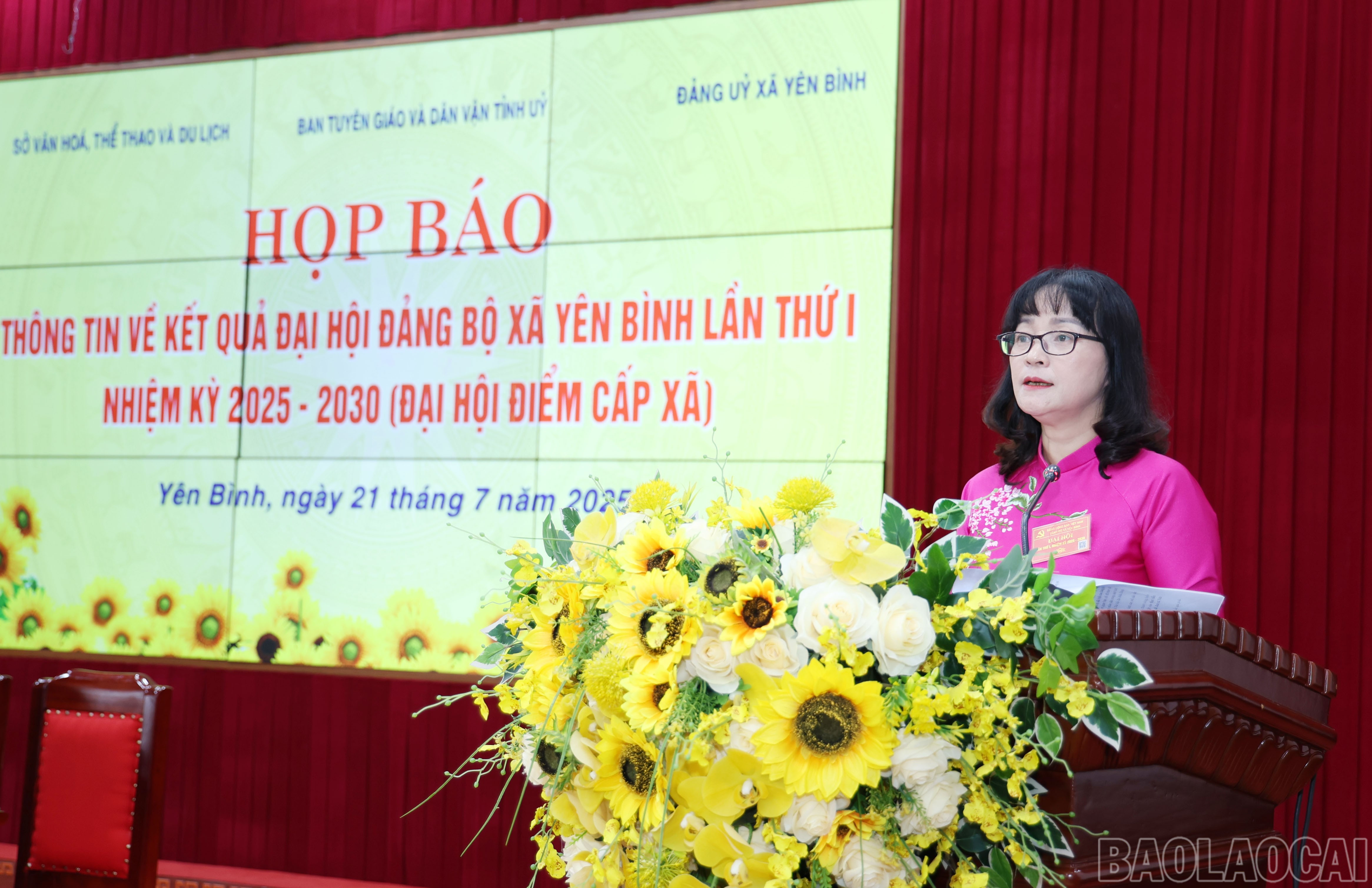 Đồng chí Trần Thị Thúy Hải, Phó Bí thư Thường trực Đảng ủy xã Yên Bình thông tin kết quả đại hội Đảng bộ xã. baolaocai-br_img-8057.jpg