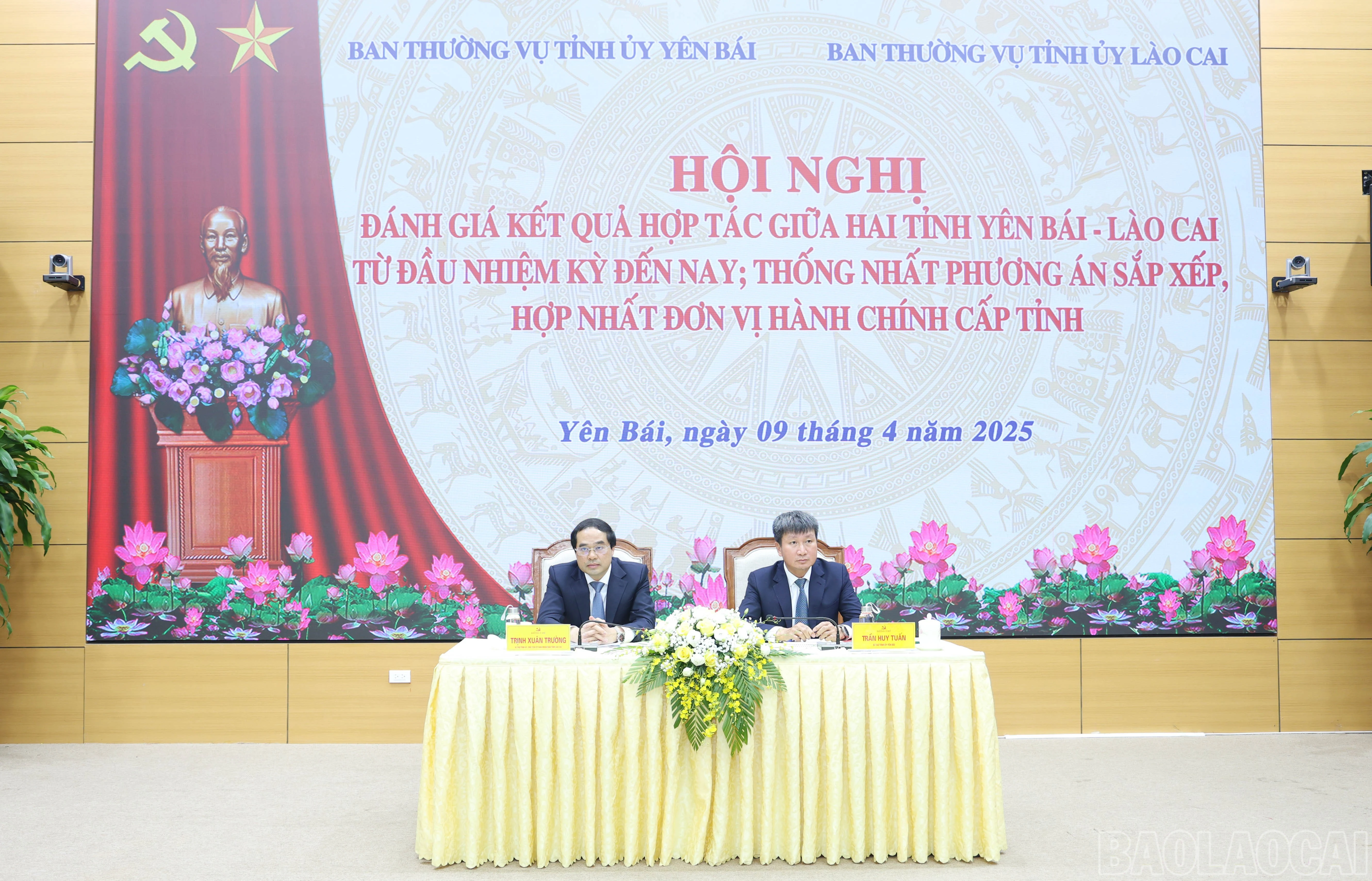 Các đồng chí chủ trì hội nghị.