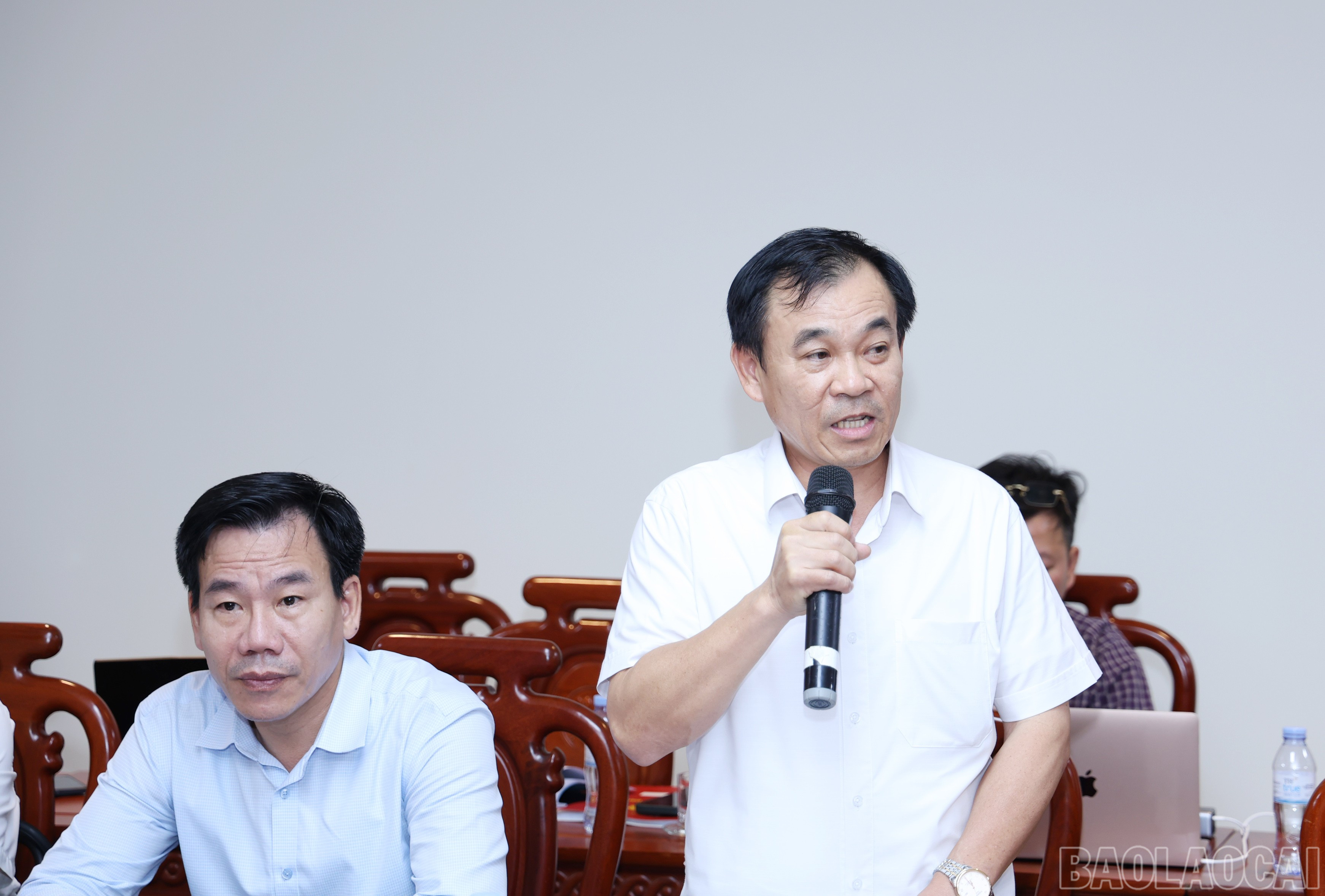 Đồng chí Phạm Toàn Thắng, Ủy viên Ban Thường vụ, Trưởng Ban Tổ chức Tỉnh ủy phát biểu ý kiến tại cuộc họp. baolaocai-br_img-8561.jpg