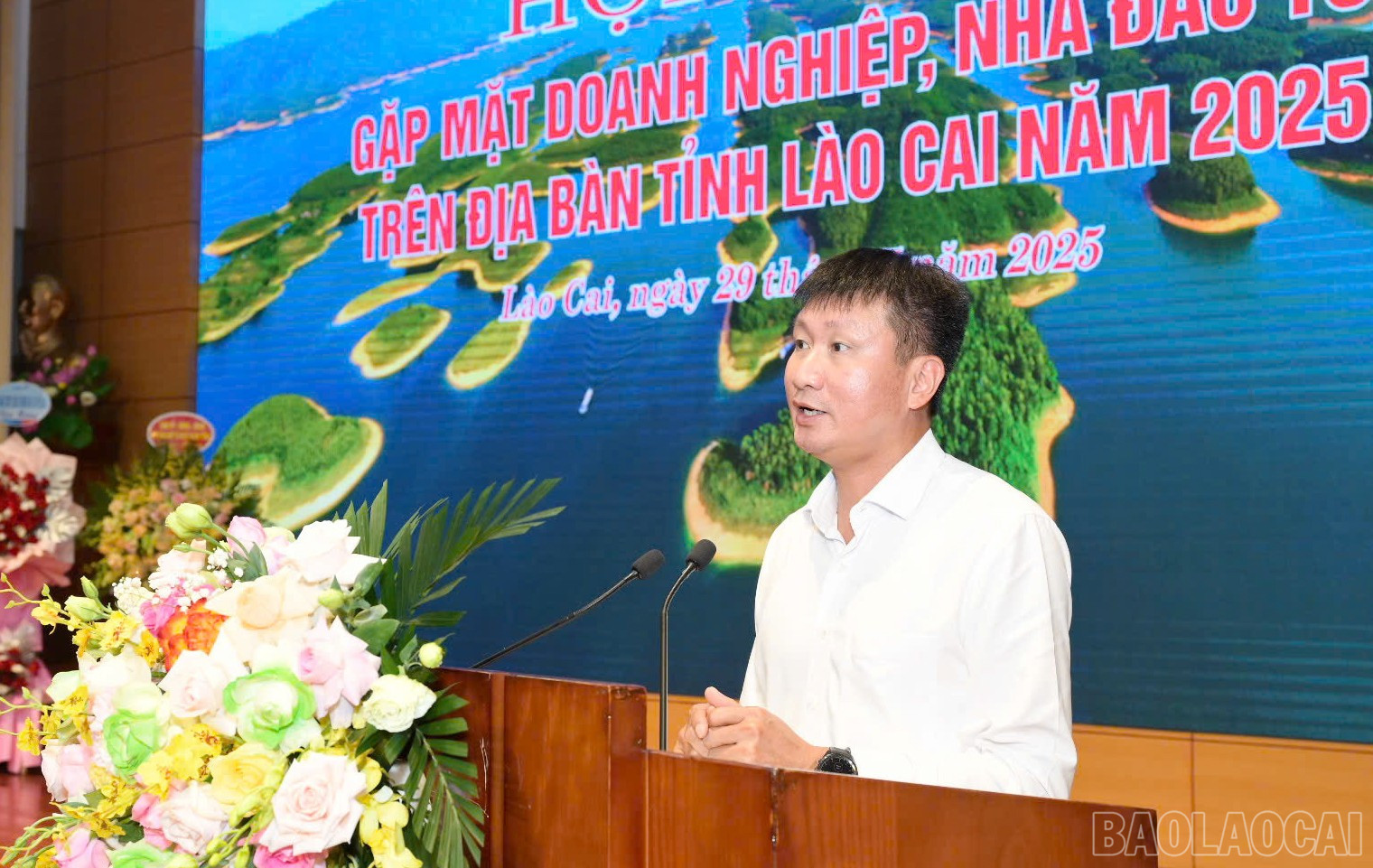 Đồng chí Trần Huy Tuấn, Phó Bí thư Tỉnh ủy, Chủ tịch UBND tỉnh phát biểu kết luận hội nghị. baolaocai-br_9.jpg