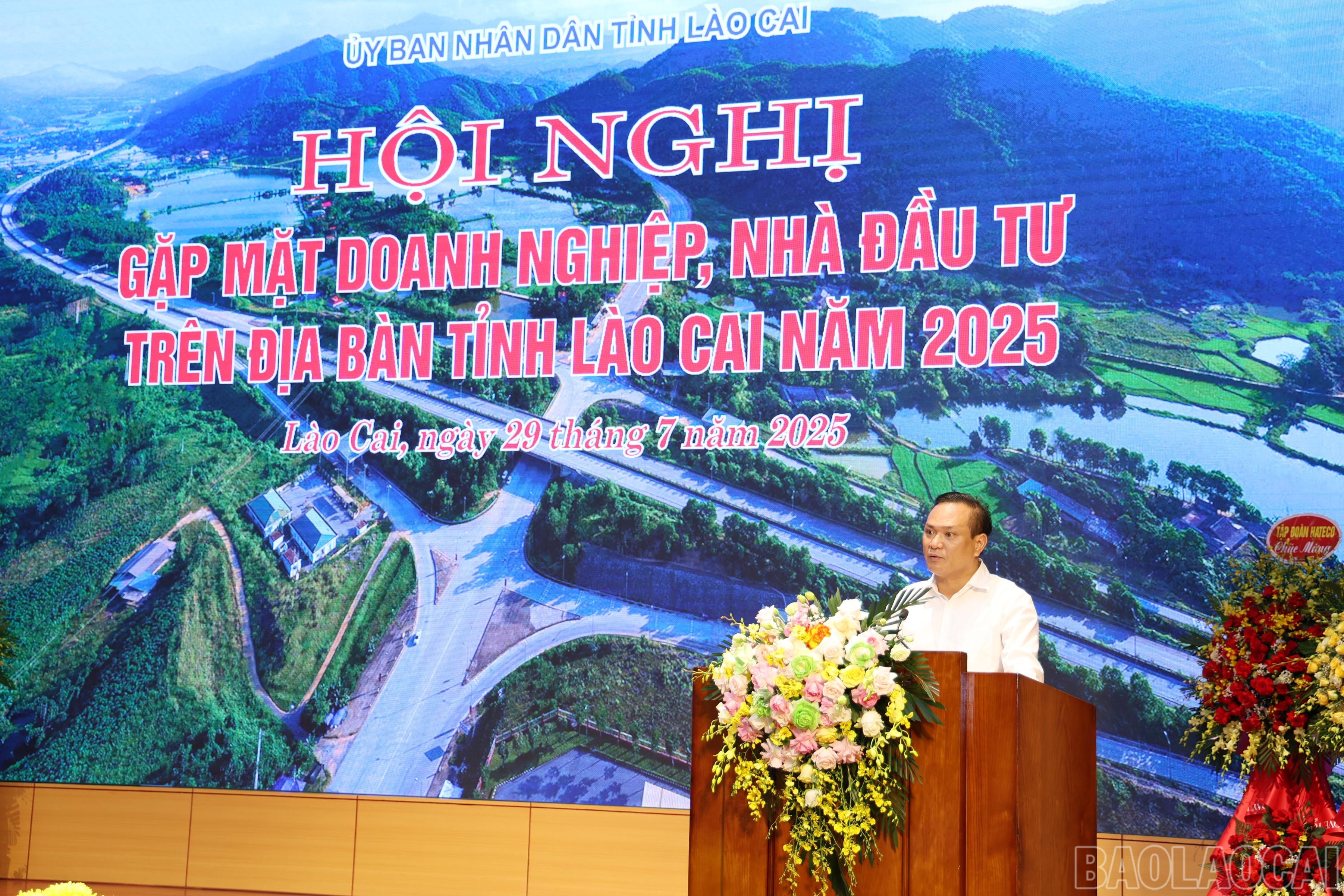 Ông Nguyễn Hữu Cường, đại diện Tổng Công ty Viglacera phát biểu tham luận tại hội nghị. baolaocai-br_img-8489.jpg