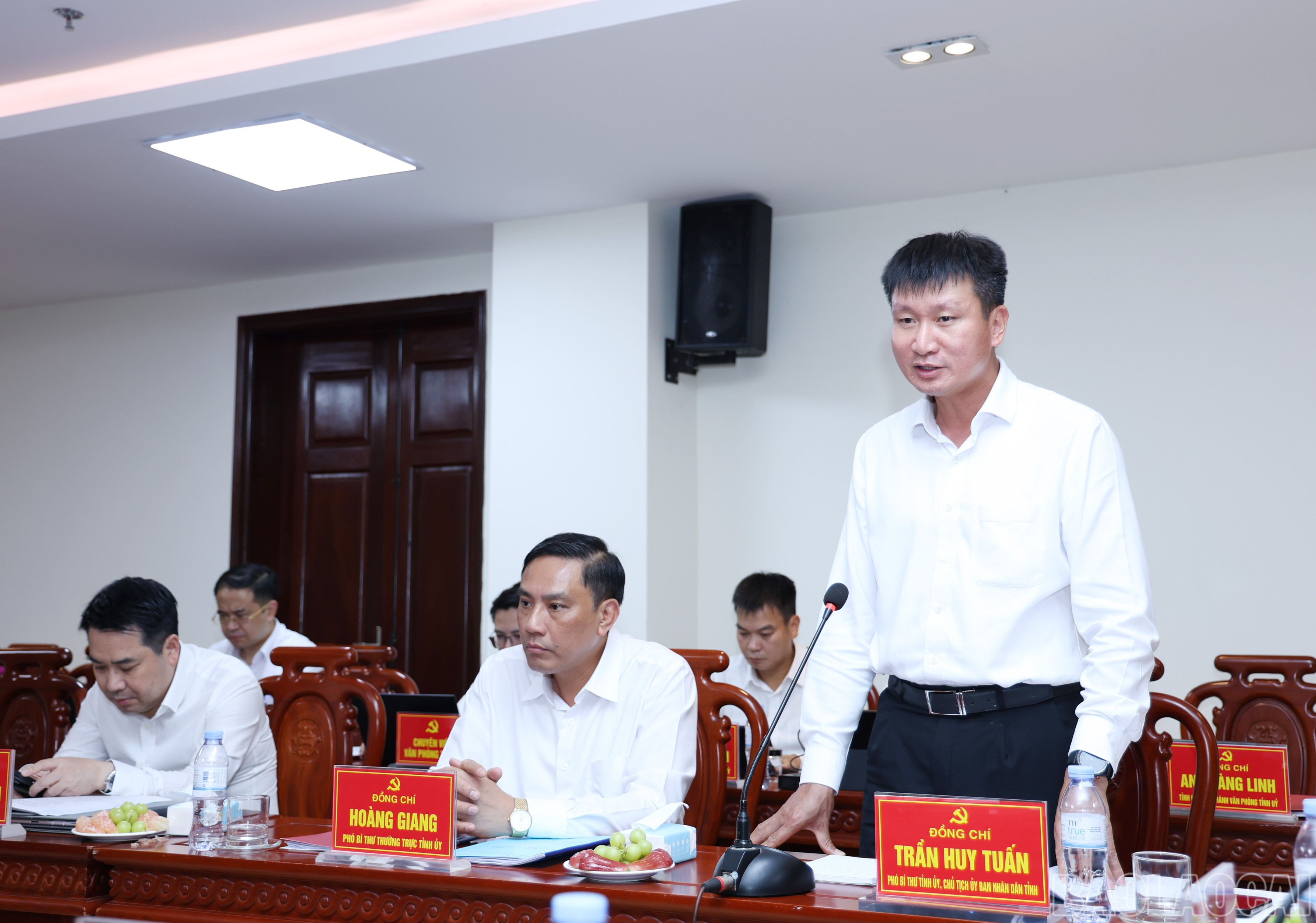 Đồng chí Trần Huy Tuấn, Phó Bí thư Tỉnh ủy, Chủ tịch UBND tỉnh phát biểu tại cuộc họp. baolaocai-br_img-8575.jpg