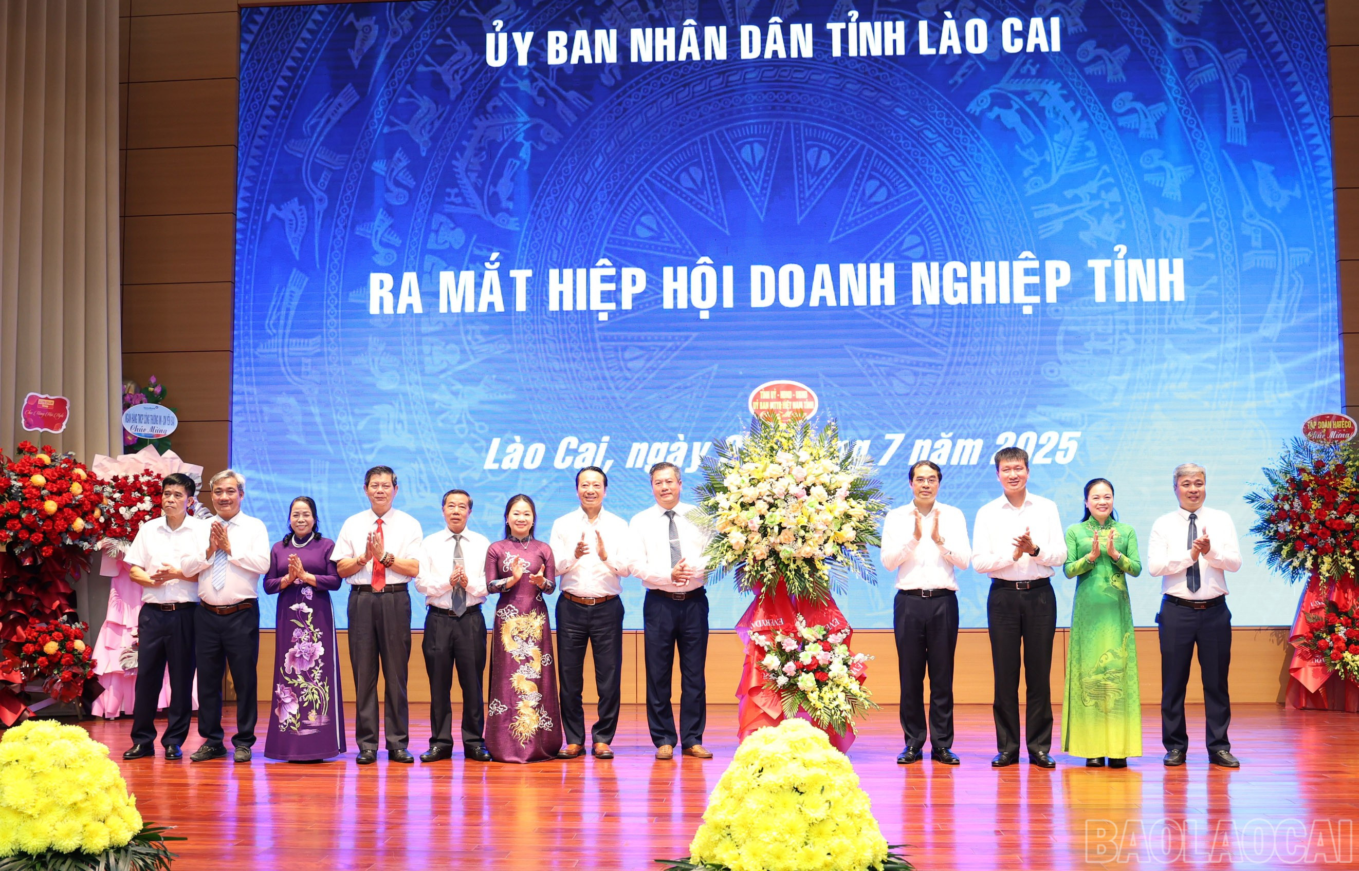 Các đồng chí lãnh đạo tặng hoa chúc mừng Hiệp hội Doanh nghiệp tỉnh Lào Cai. baolaocai-br_img-8431.jpg
