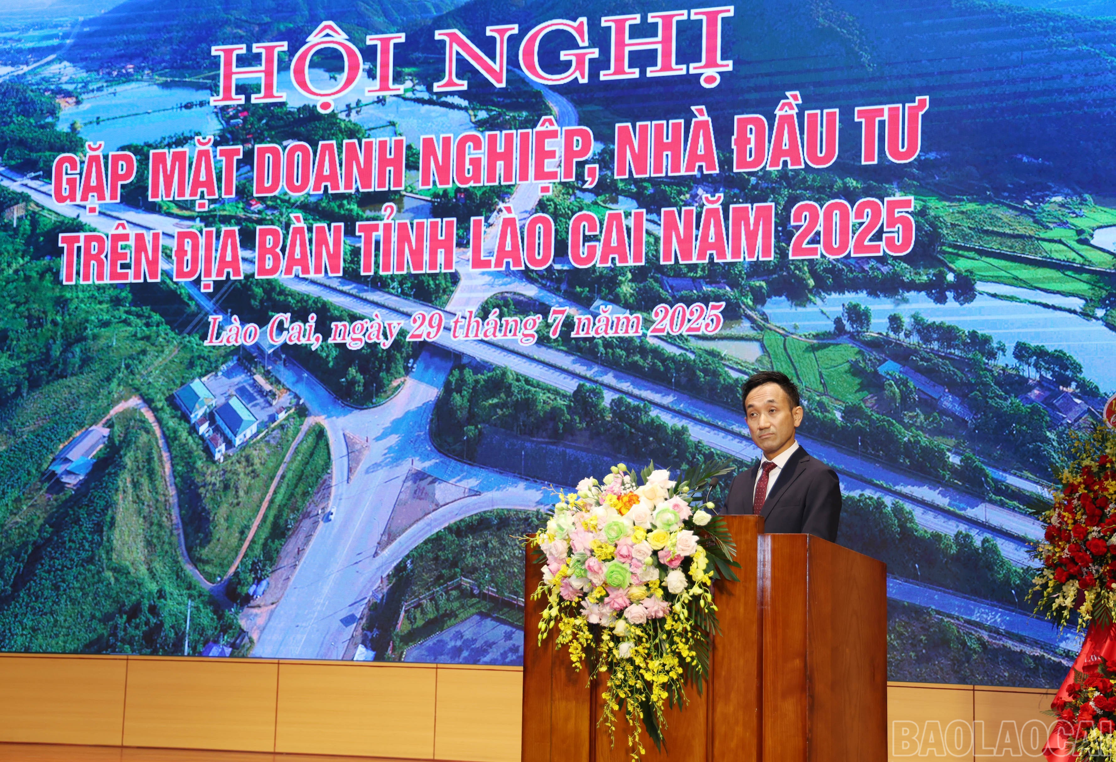 Ông Hagiya Munetaka, Giám đốc kỹ thuật phụ trách phát triển các dự án Điện sinh khối của Tập đoàn Erex phát biểu tham luận tại hội nghị. baolaocai-br_img-8522.jpg