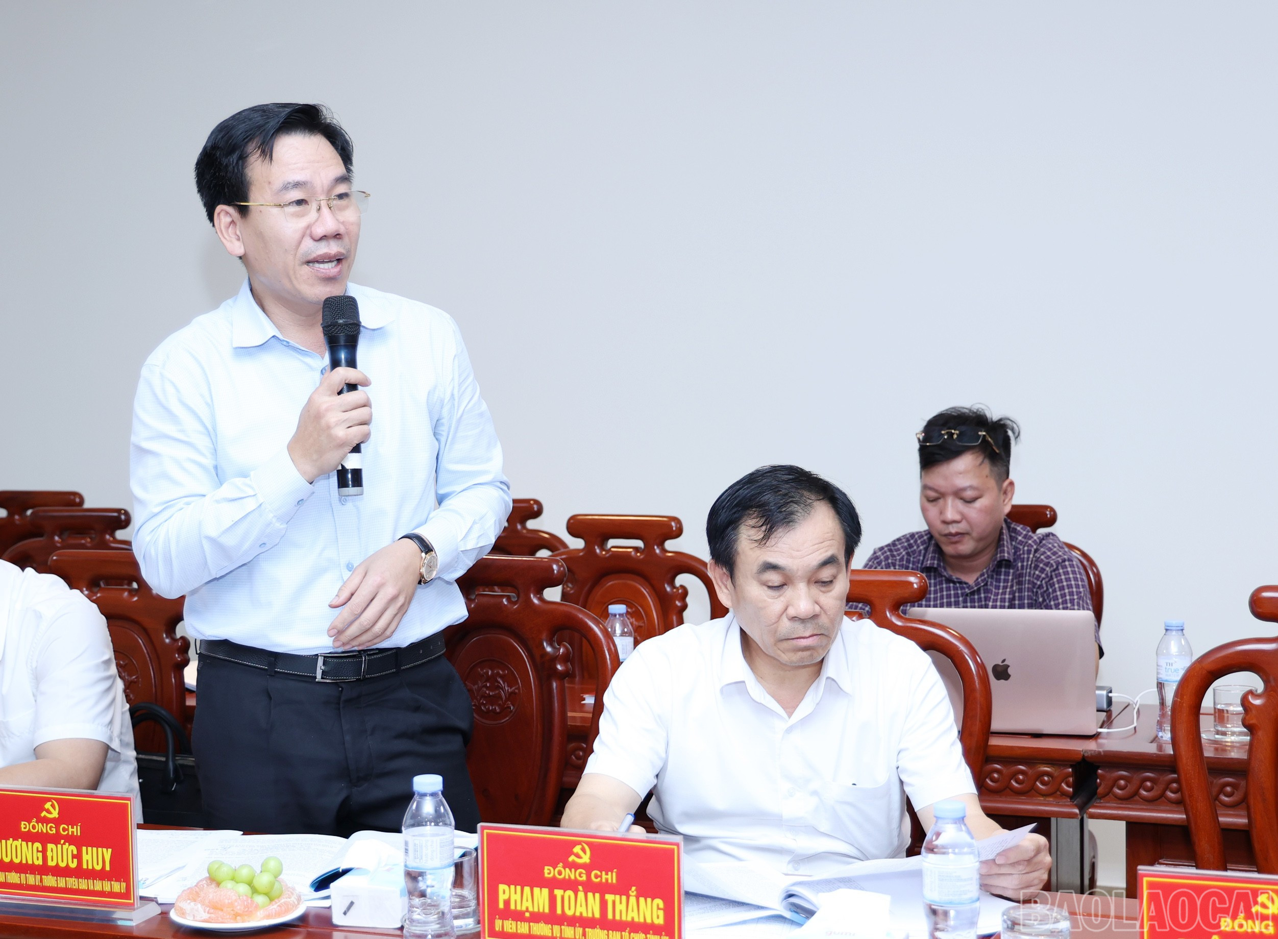 Đồng chí Dương Đức Huy, Ủy viên Ban Thường vụ, Trưởng Ban Tuyên giáo và Dân vận Tỉnh ủy phát biểu tại cuộc họp. baolaocai-br_img-8554.jpg