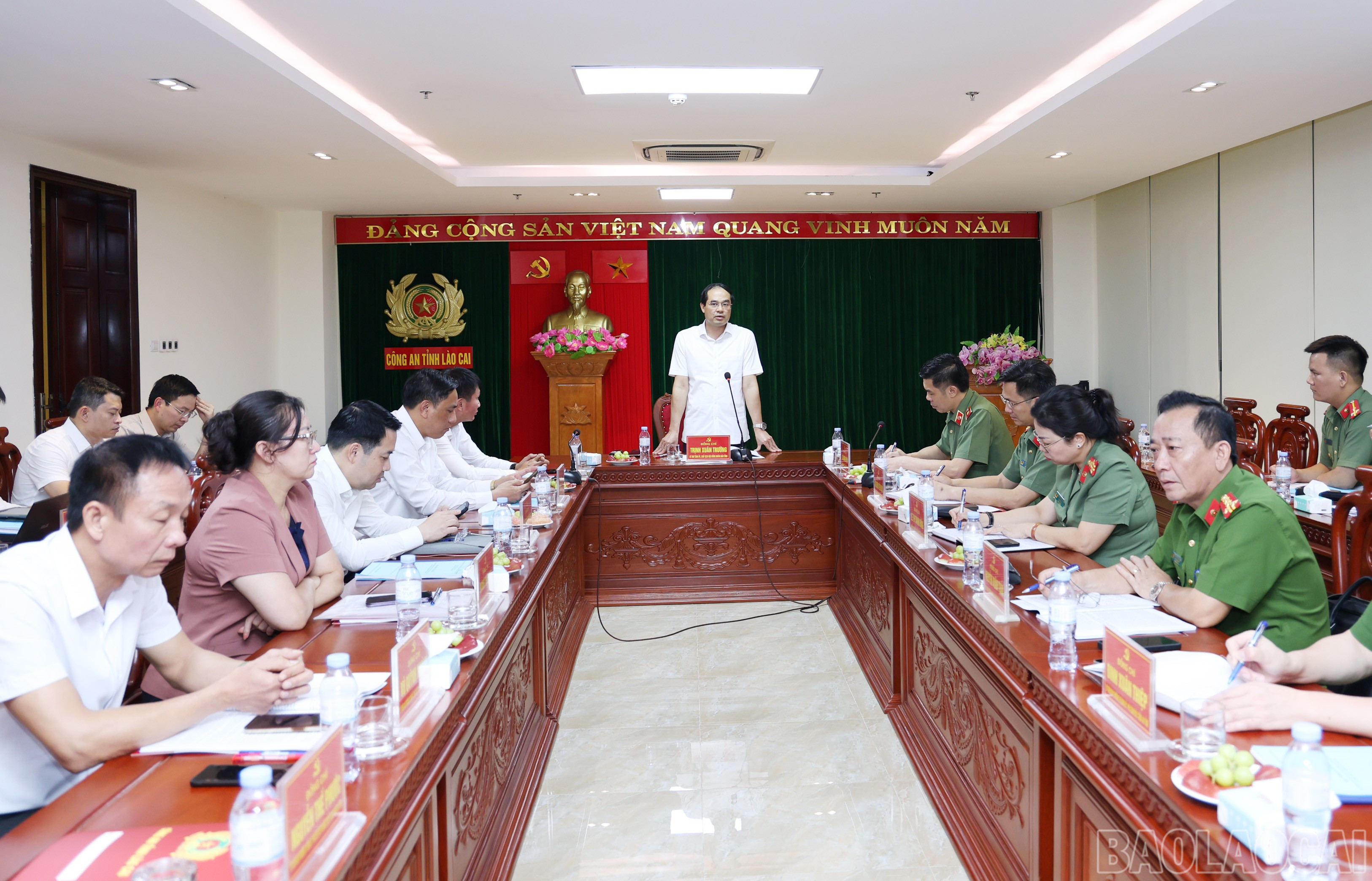 Đồng chí Trịnh Xuân Trường, Bí thư Tỉnh ủy, Chủ tịch HĐND tỉnh phát biểu kết luận cuộc họp. baolaocai-br_img-8597.jpg