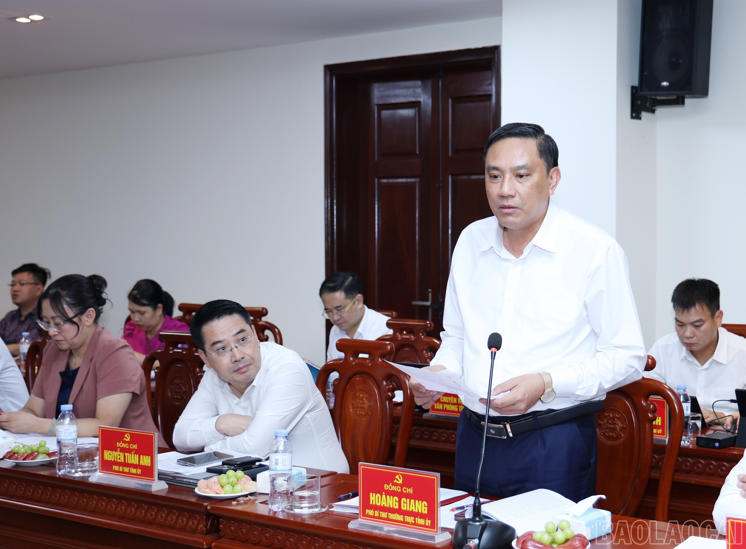 Đồng chí Hoàng Giang, Phó Bí thư Thường trực Tỉnh ủy phát biểu tại cuộc họp. baolaocai-br_img-8562.jpg