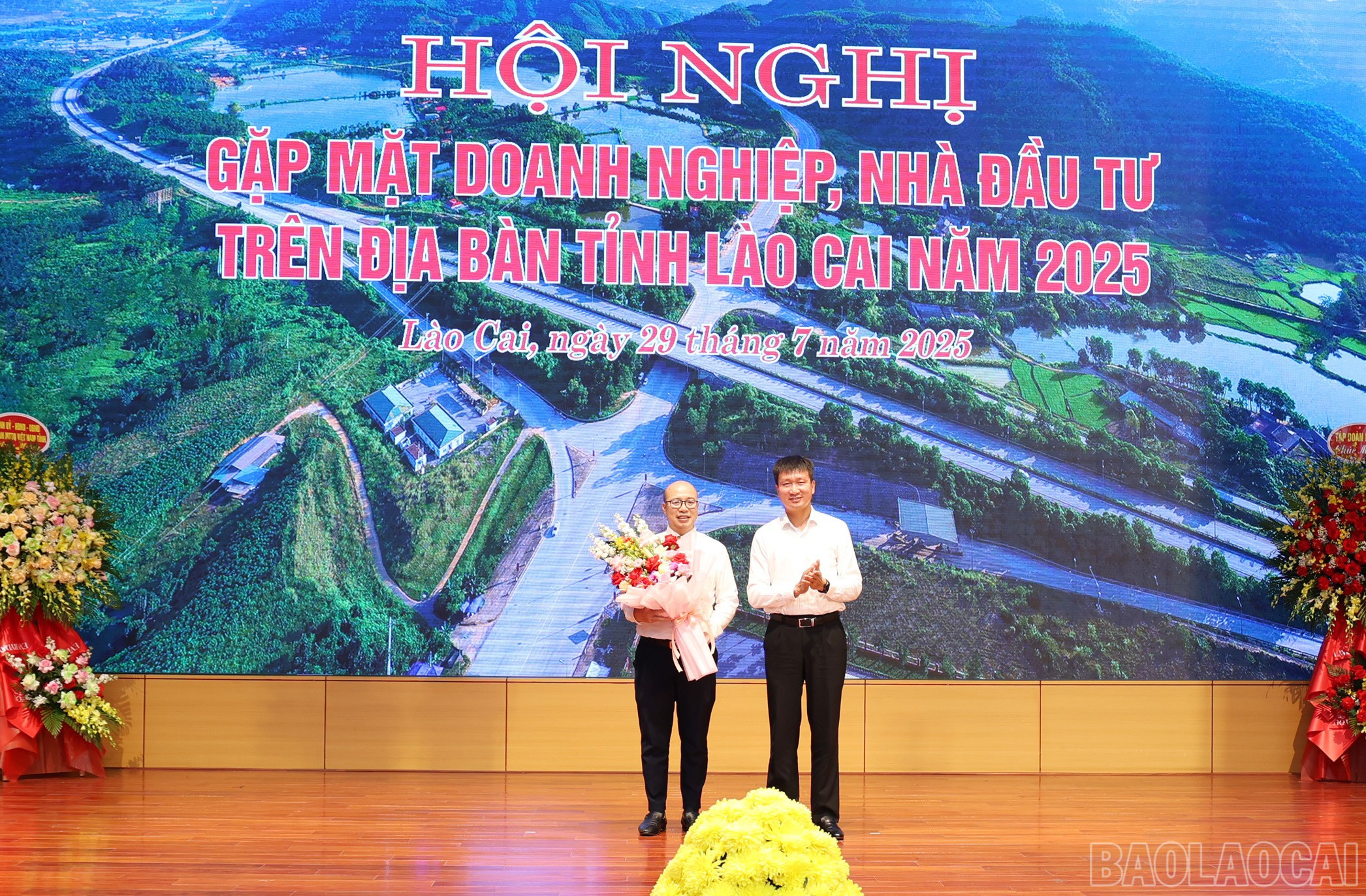 Đồng chí Trần Huy Tuấn, Phó Bí thư Tỉnh ủy, Chủ tịch UBND tỉnh tặng hoa cám ơn nhà tài trợ xây dựng hai điểm trường tại xã Khao Mang và xã Phong Dụ Thượng. baolaocai-br_img-8484.jpg