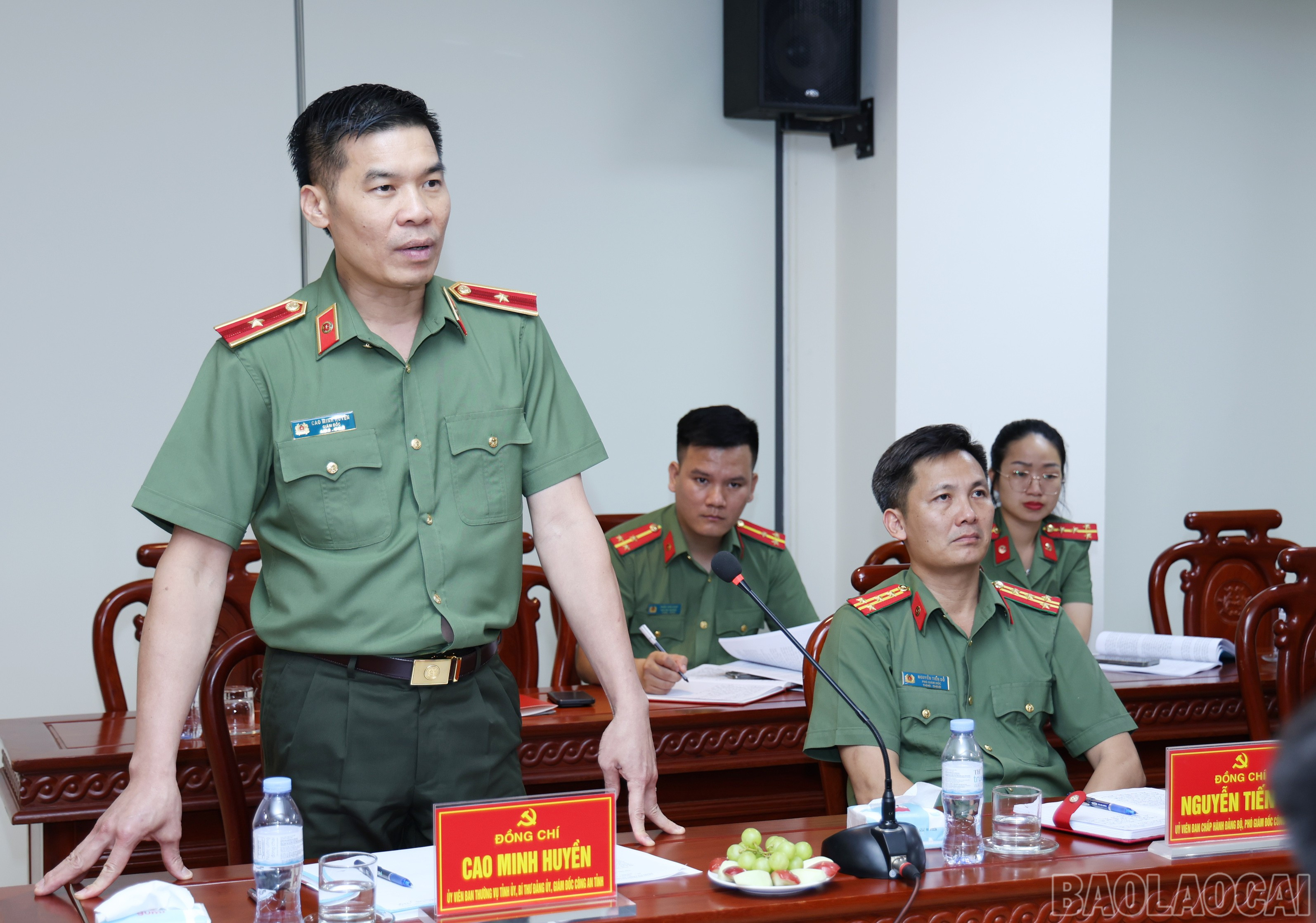 Thiếu tướng Cao Minh Huyền, Bí thư Đảng ủy, Giám đốc Công an tỉnh tiếp thu và làm rõ hơn một số ý kiến của đại biểu. baolaocai-br_img-8586.jpg