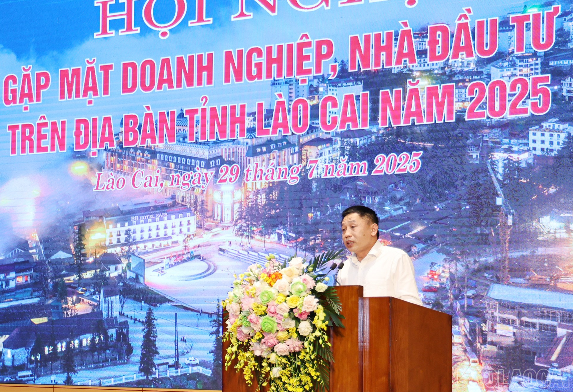 Ông Phan Tất Thắng, Tổng Giám đốc Công ty TNHH Dịch vụ Du lịch cáp treo Fansipan Sa Pa phát biểu tham luận tại hội nghị. baolaocai-br_img-8508.jpg