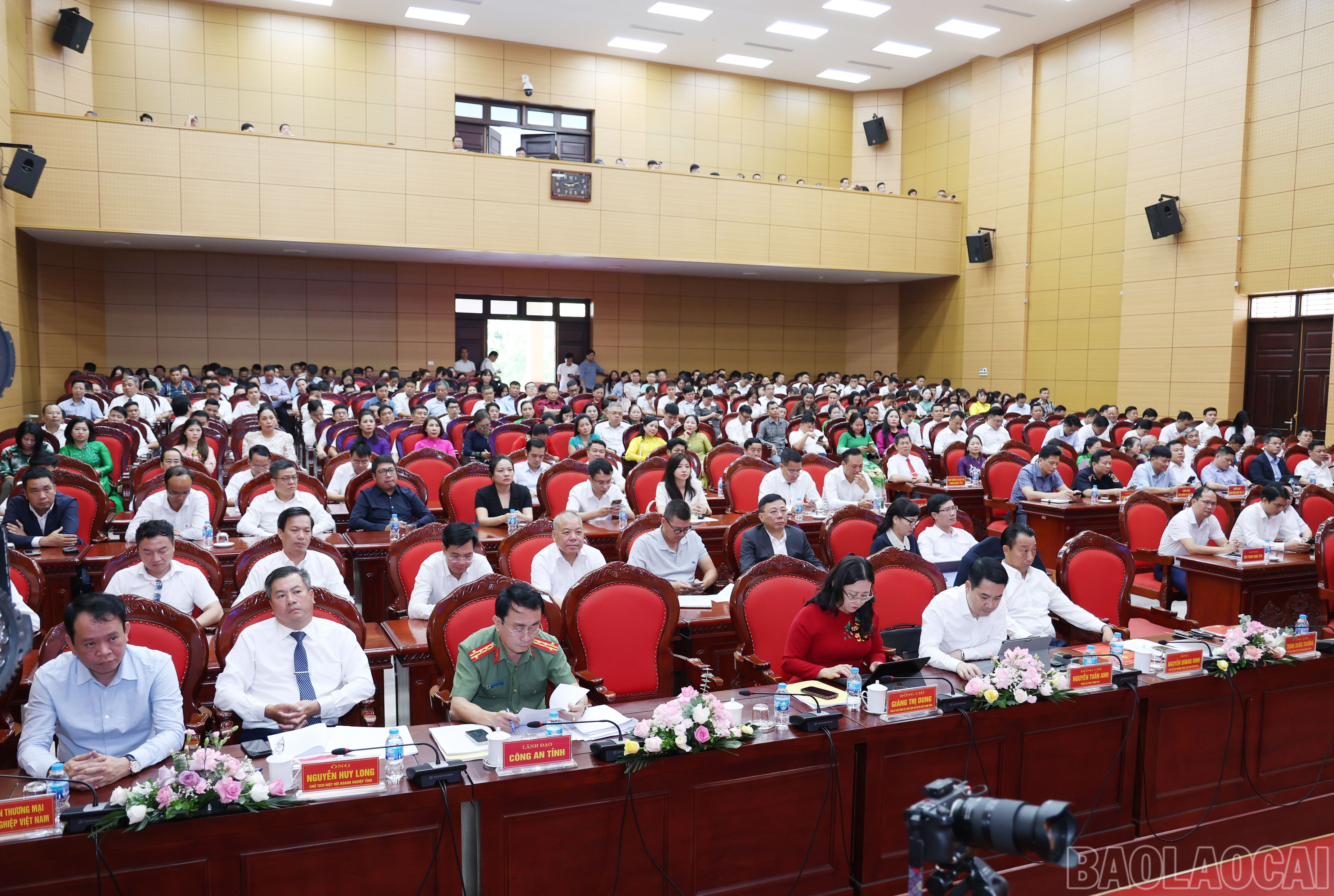 230 đại biểu đại diện cho các tập đoàn kinh tế, tổng công ty, các doanh nghiệp, hợp tác xã, nhà đầu tư trong và ngoài tỉnh đang hoạt động sản xuất, kinh doanh trên địa bàn tỉnh tham dự hội nghị. baolaocai-br_img-8399.jpg