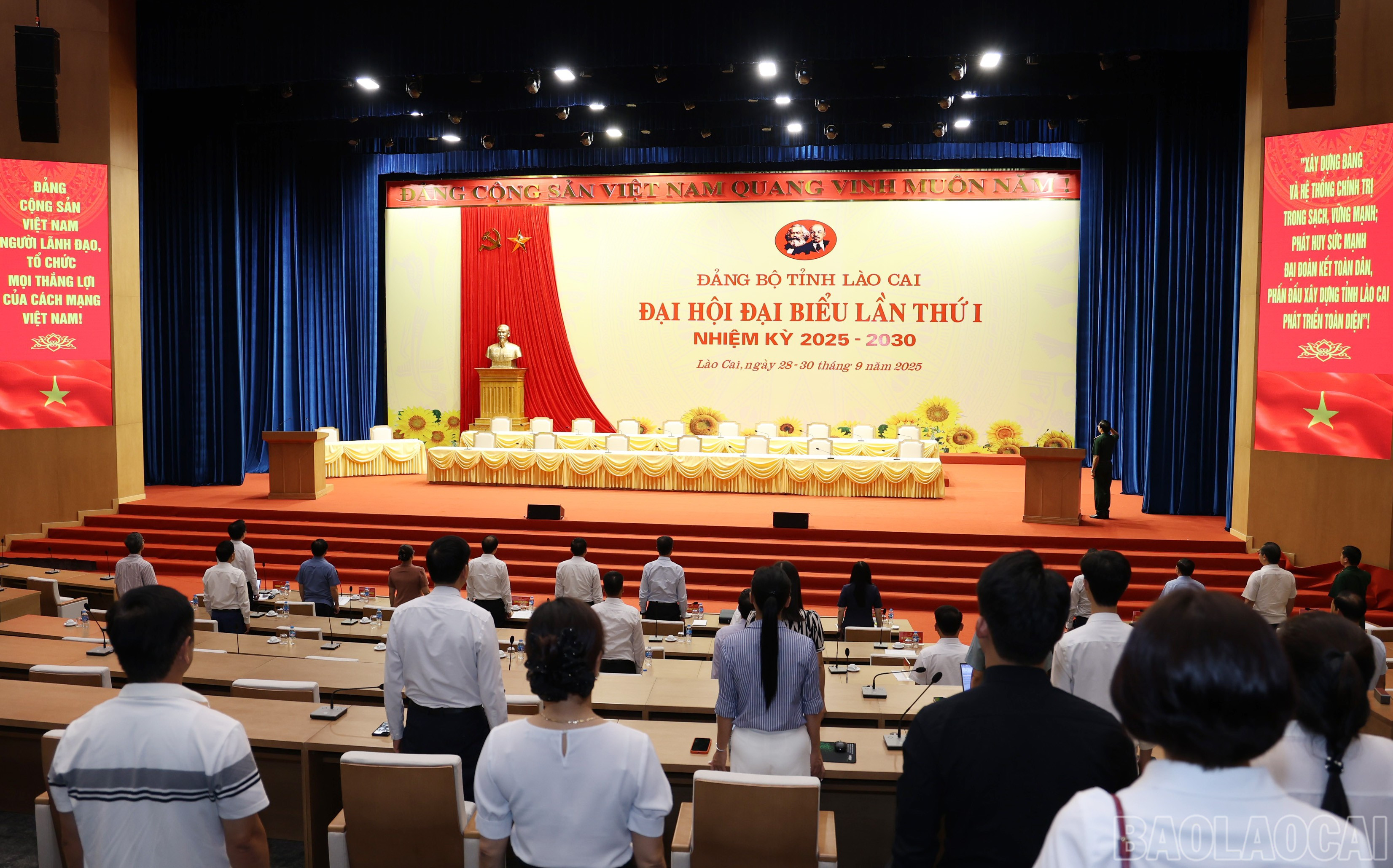 Sơ duyệt nội dung nghi thức chào cờ tại đại hội. baolaocai-br_img-1419.jpg