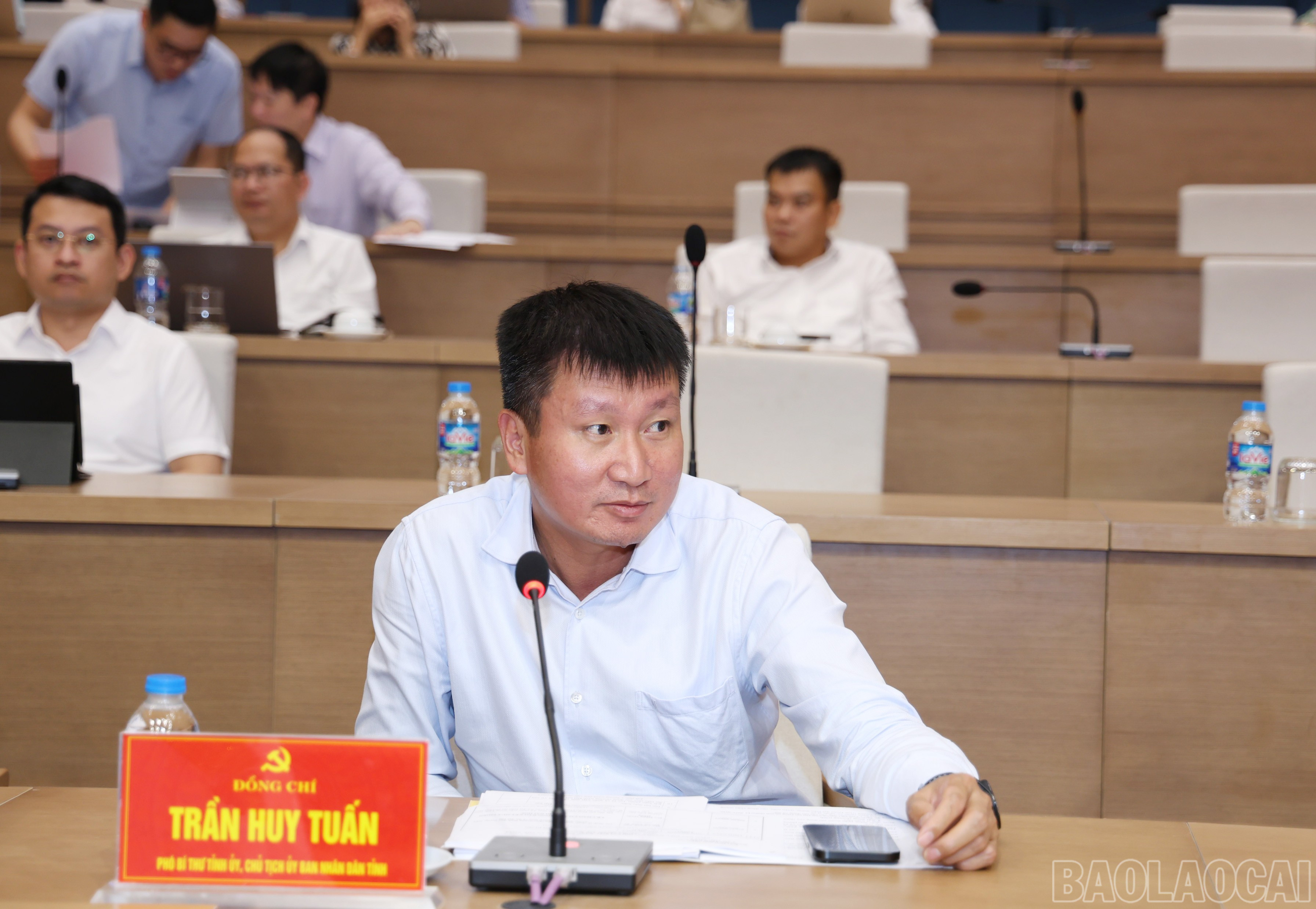 Đồng chí Trần Huy Tuấn - Phó Bí thư Tỉnh ủy, Chủ tịch UBND tỉnh phát biểu góp ý tại buổi sơ duyệt. baolaocai-br_img-1496.jpg