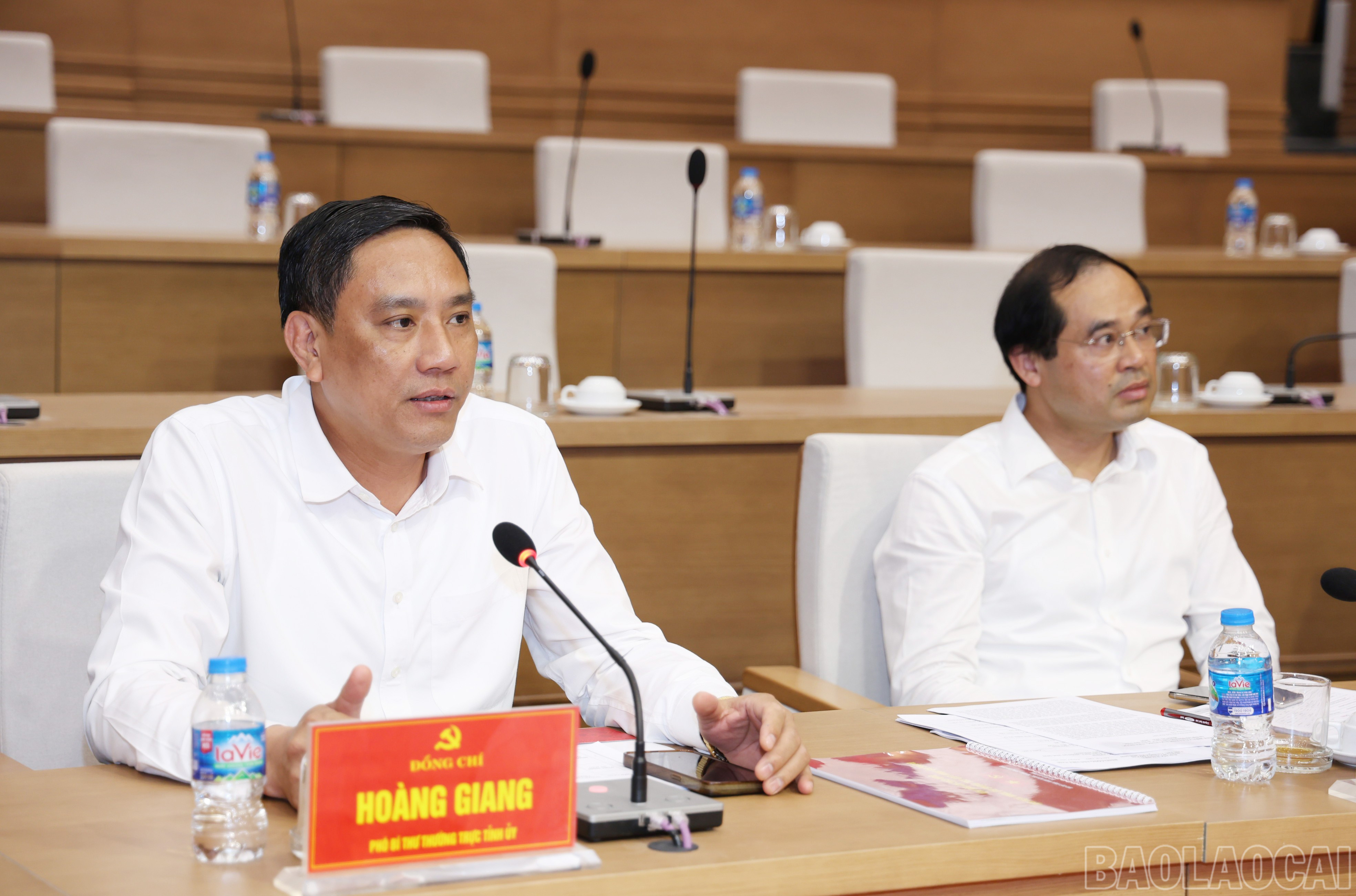 Đồng chí Hoàng Giang - Phó Bí thư Thường trực Tỉnh ủy phát biểu góp ý tại buổi sơ duyệt. baolaocai-br_img-1507.jpg