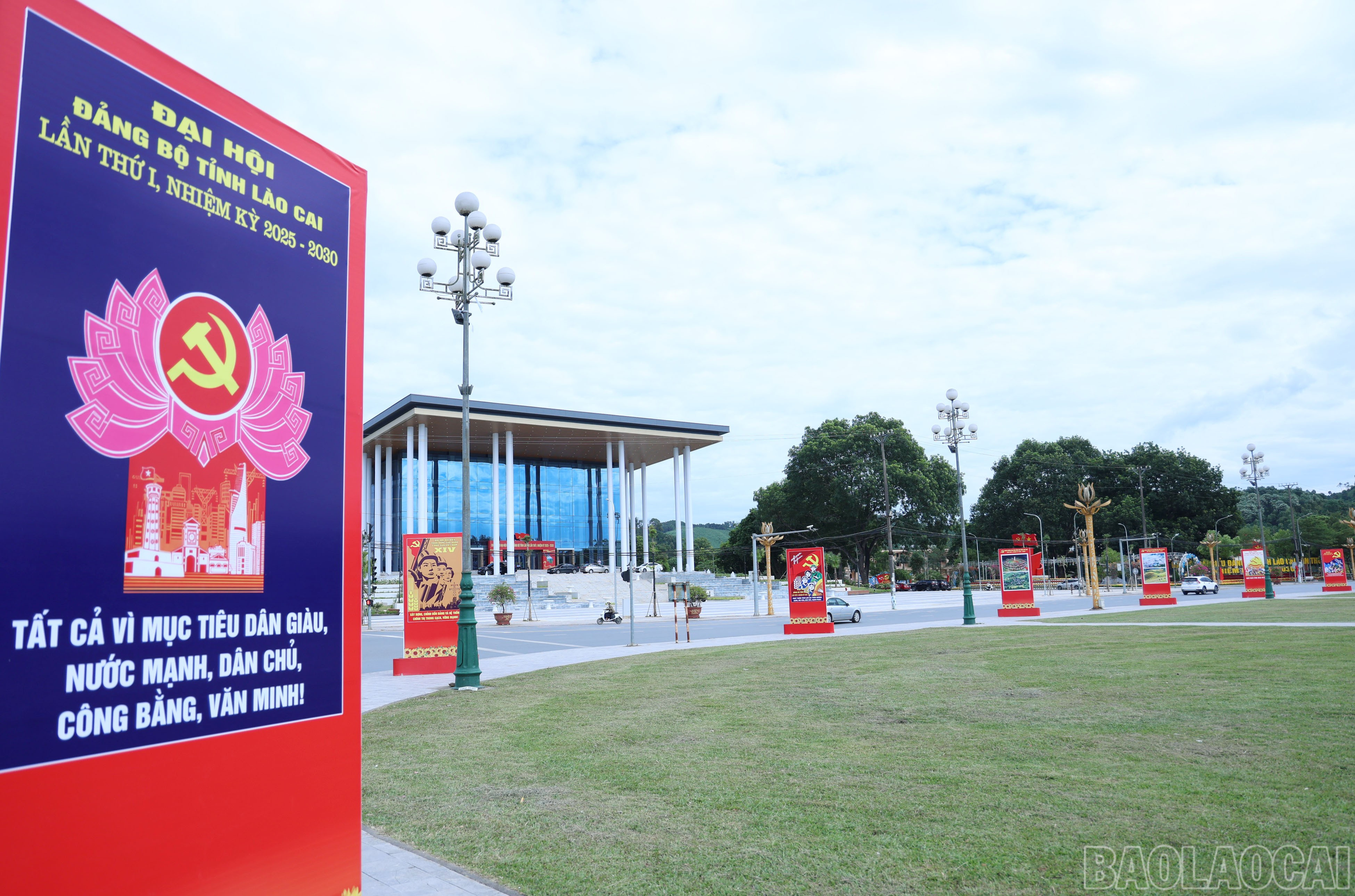 Công tác tuyên truyền trực quan phía ngoài Trung tâm hội nghị tỉnh - nơi diễn ra Đại hội đại biểu Đảng bộ tỉnh lần thứ I, nhiệm kỳ 2025 - 2030 đã hoàn tất. baolaocai-br_img-1391.jpg