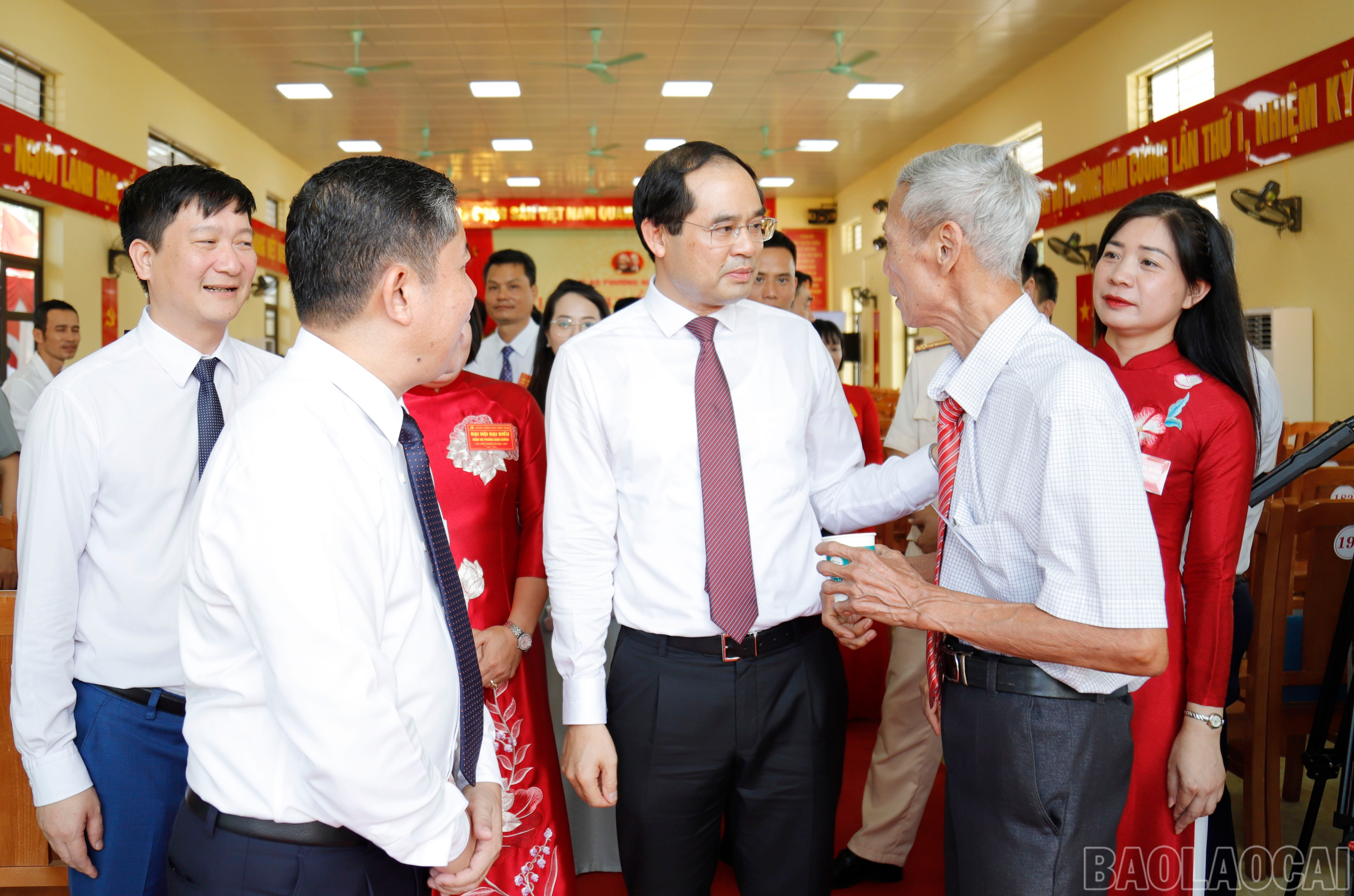 Đồng chí Trịnh Xuân Trường, Bí thư Tỉnh ủy, Chủ tịch HĐND tỉnh trò chuyện với đảng viên dự Đại hội Đảng bộ phường Nam Cường, nhiệm kỳ 2025 - 2030. baolaocai-br_mg-1840.jpg