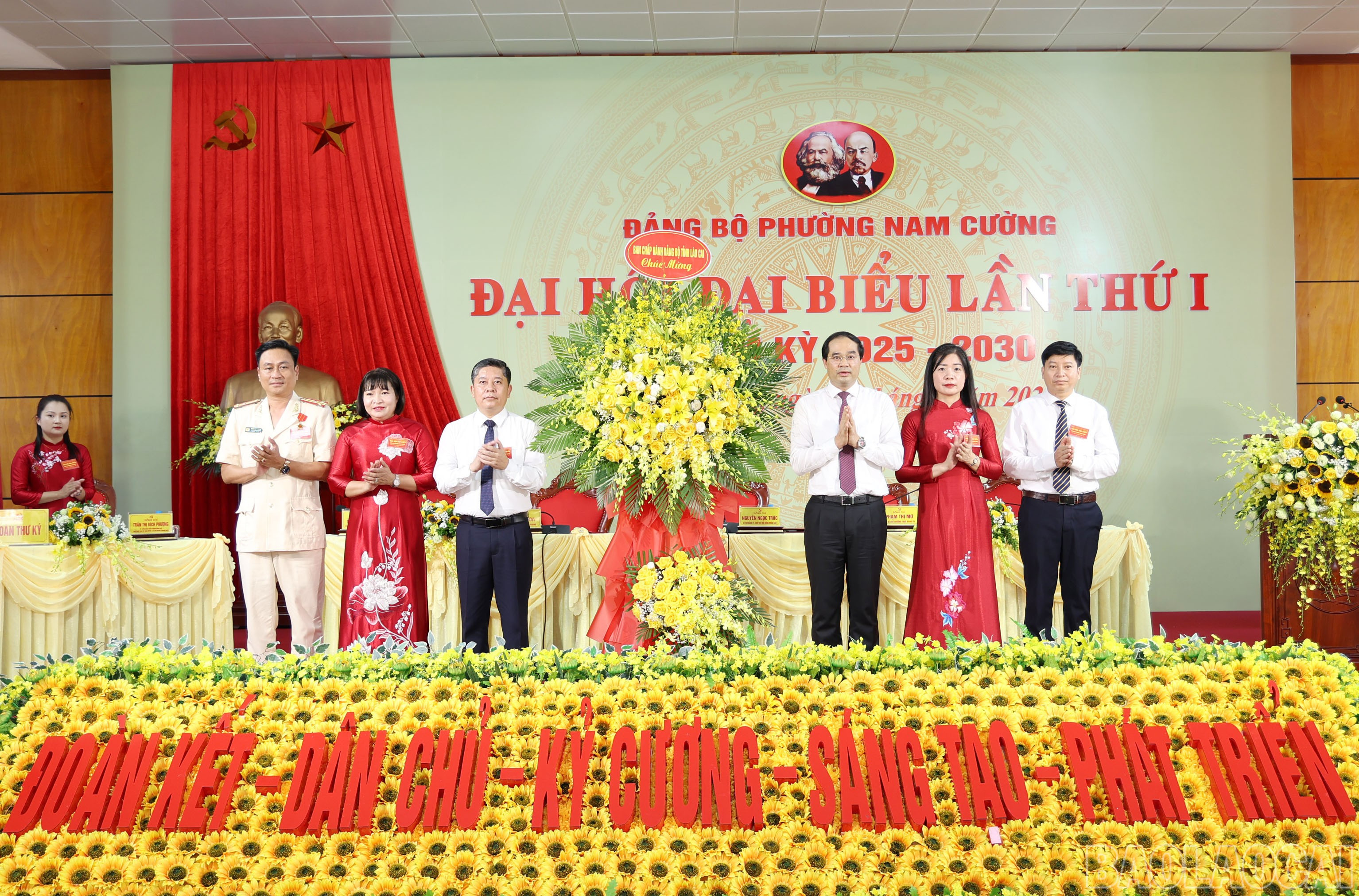 Đồng chí Trịnh Xuân Trường, Bí thư Tỉnh ủy, Chủ tịch HĐND tỉnh tặng hoa chúc mừng Đại hội Đảng bộ phường Nam Cường. baolaocai-br_img-9126.jpg