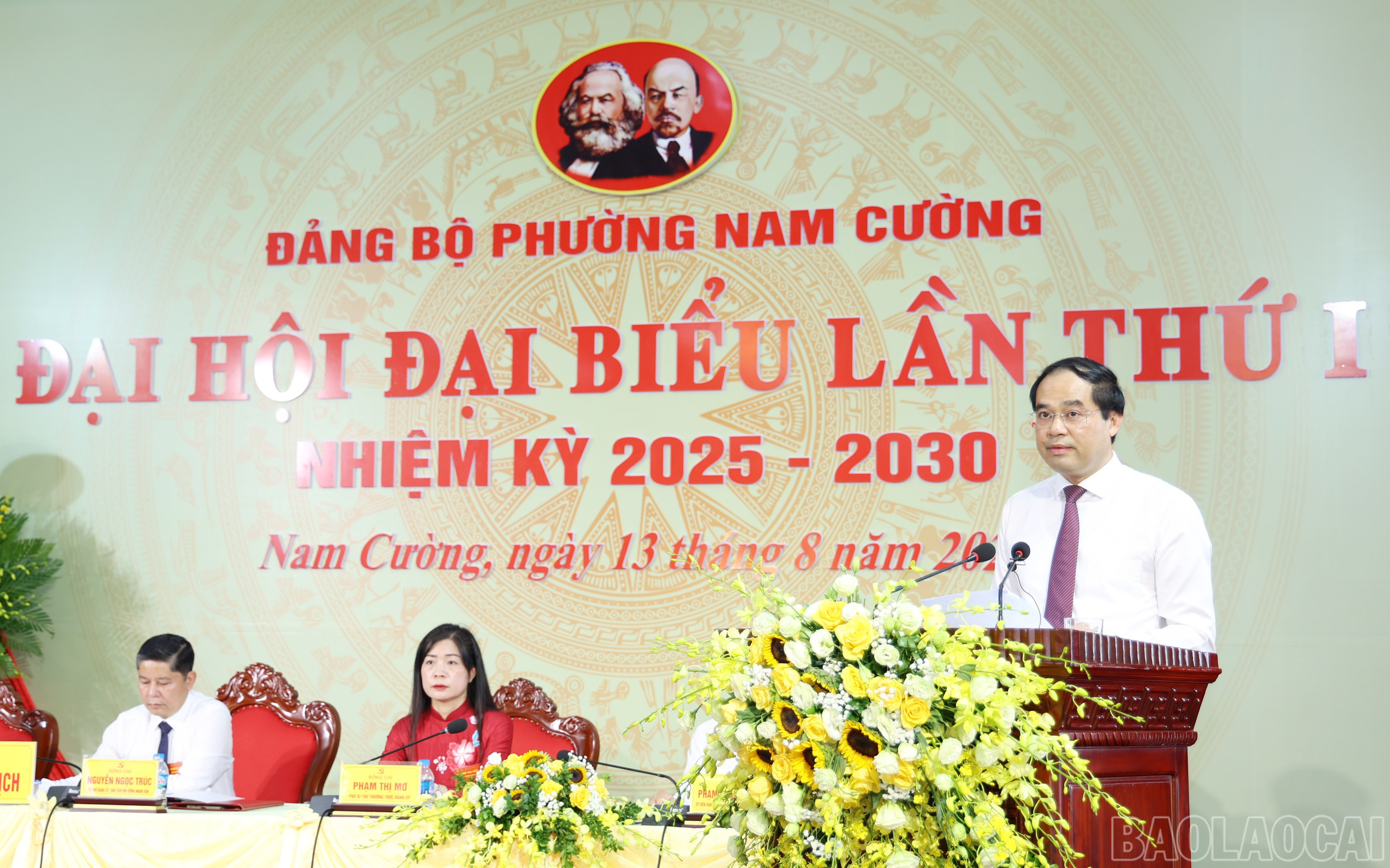 Đồng chí Trịnh Xuân Trường, Bí thư Tỉnh ủy, Chủ tịch HĐND tỉnh phát biểu chỉ đạo tại Đại hội đại biểu Đảng bộ phường Nam Cường. baolaocai-br_img-9109.jpg