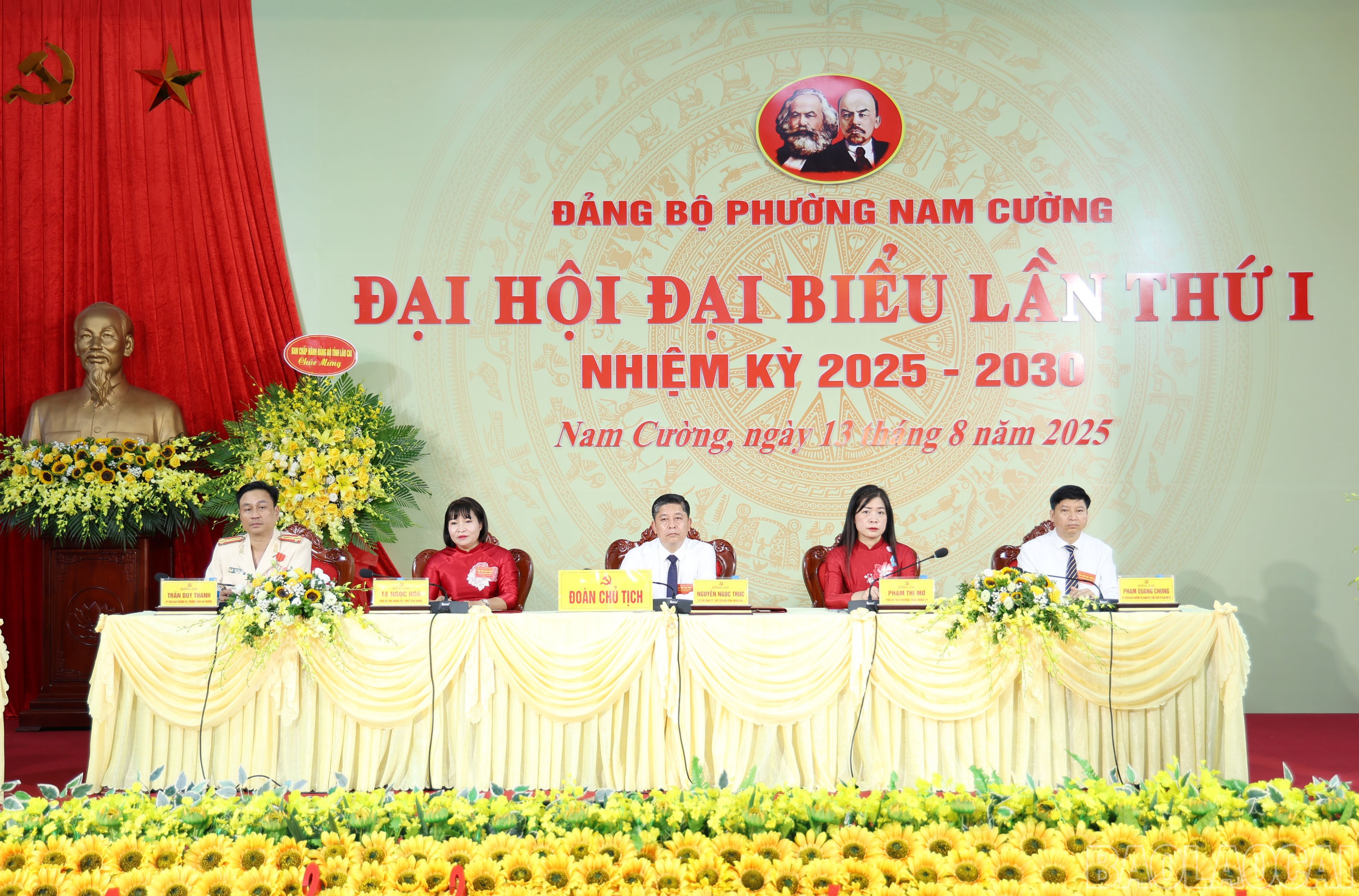 Đoàn chủ tịch Đại hội Đảng bộ phường Nam Cường. baolaocai-br_img-9119.jpg