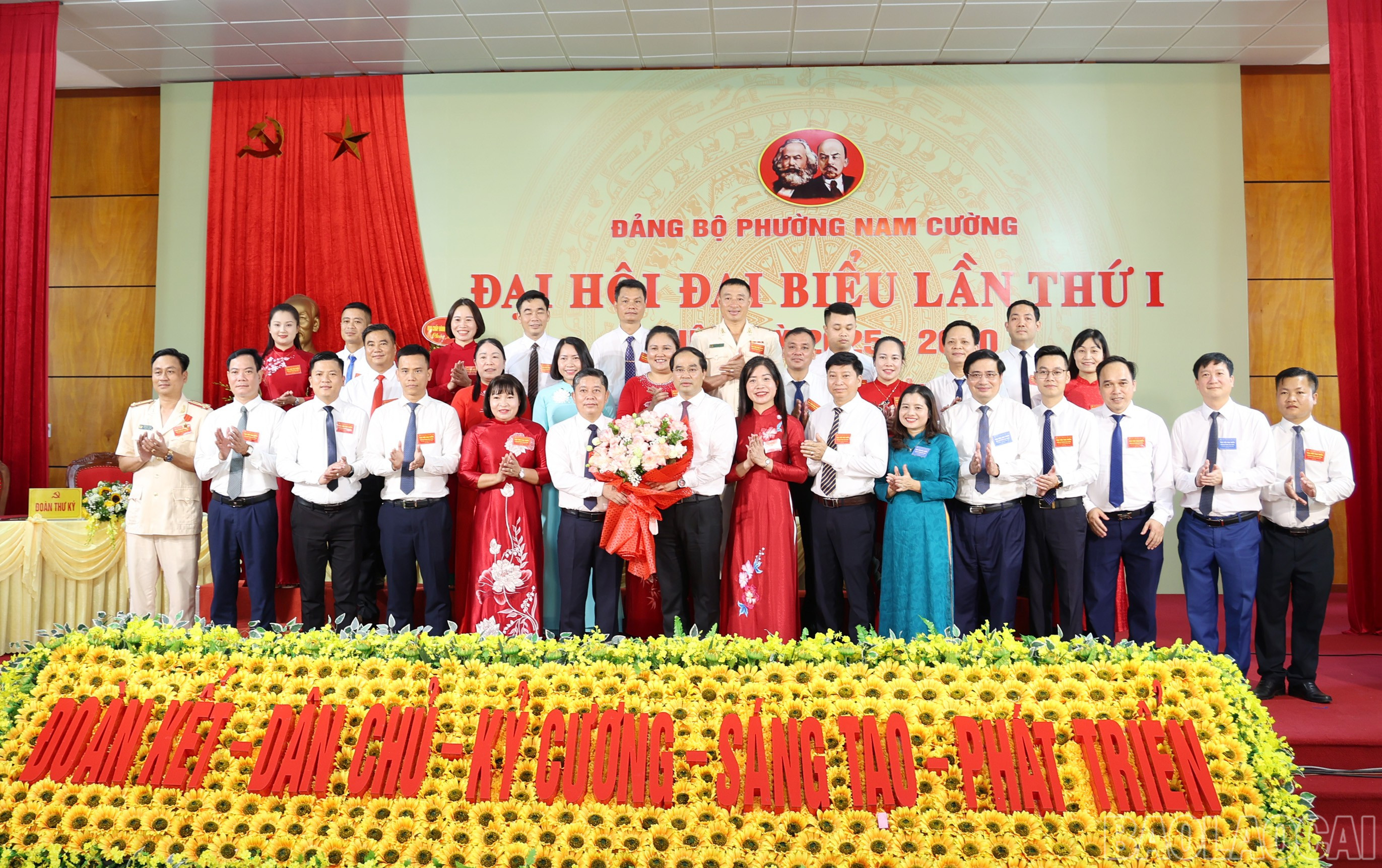 Đồng chí Trịnh Xuân Trường, Bí thư Tỉnh ủy, Chủ tịch HĐND tỉnh tặng hoa chúc mừng Ban Chấp hành Đảng bộ phường Nam Cường nhiệm kỳ 2025 - 2030. baolaocai-br_img-9138.jpg