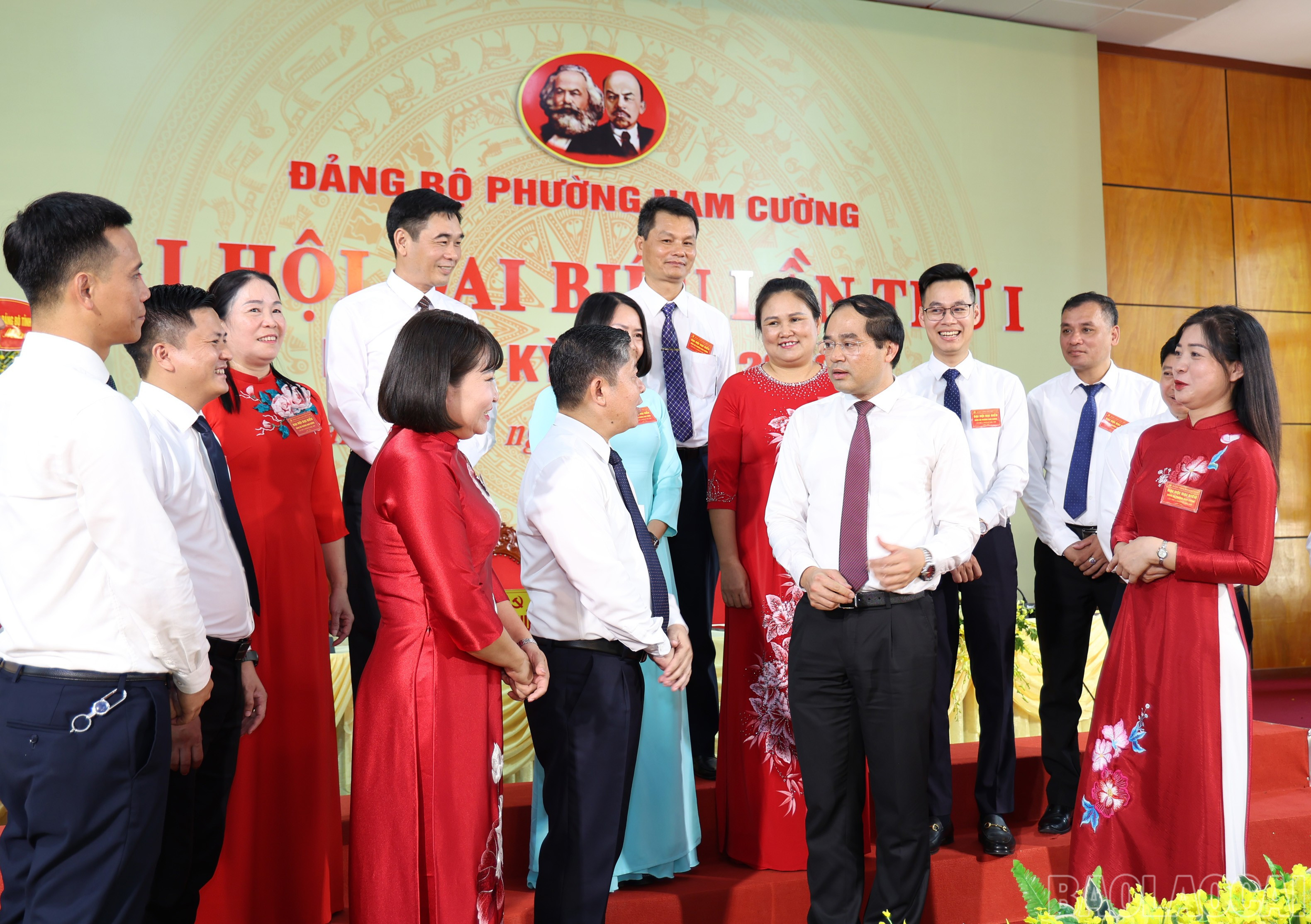 Đồng chí Trịnh Xuân Trường, Bí thư Tỉnh ủy, Chủ tịch HĐND tỉnh trò chuyện với các đồng chí Ủy viên Ban Chấp hành Đảng bộ phường Nam Cường, nhiệm kỳ 2025 - 2030. baolaocai-br_img-9150.jpg