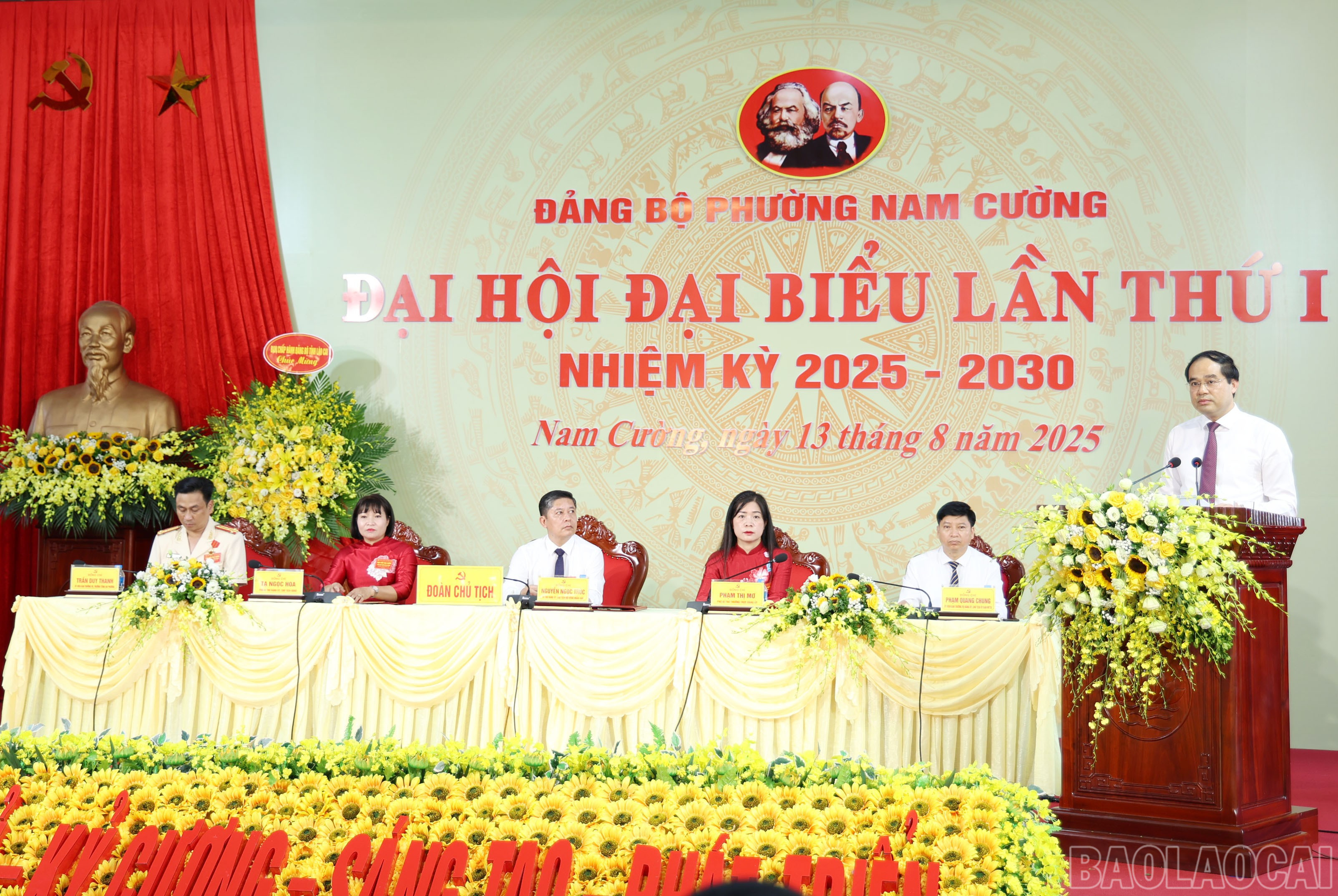 Đồng chí Trịnh Xuân Trường, Bí thư Tỉnh ủy, Chủ tịch HĐND tỉnh đề nghị Ban Chấp hành Đảng bộ phường Nam Cường nghiên cứu xây dựng mô hình “phường tiêu dùng xanh, sản xuất sạch”. baolaocai-br_img-9096.jpg