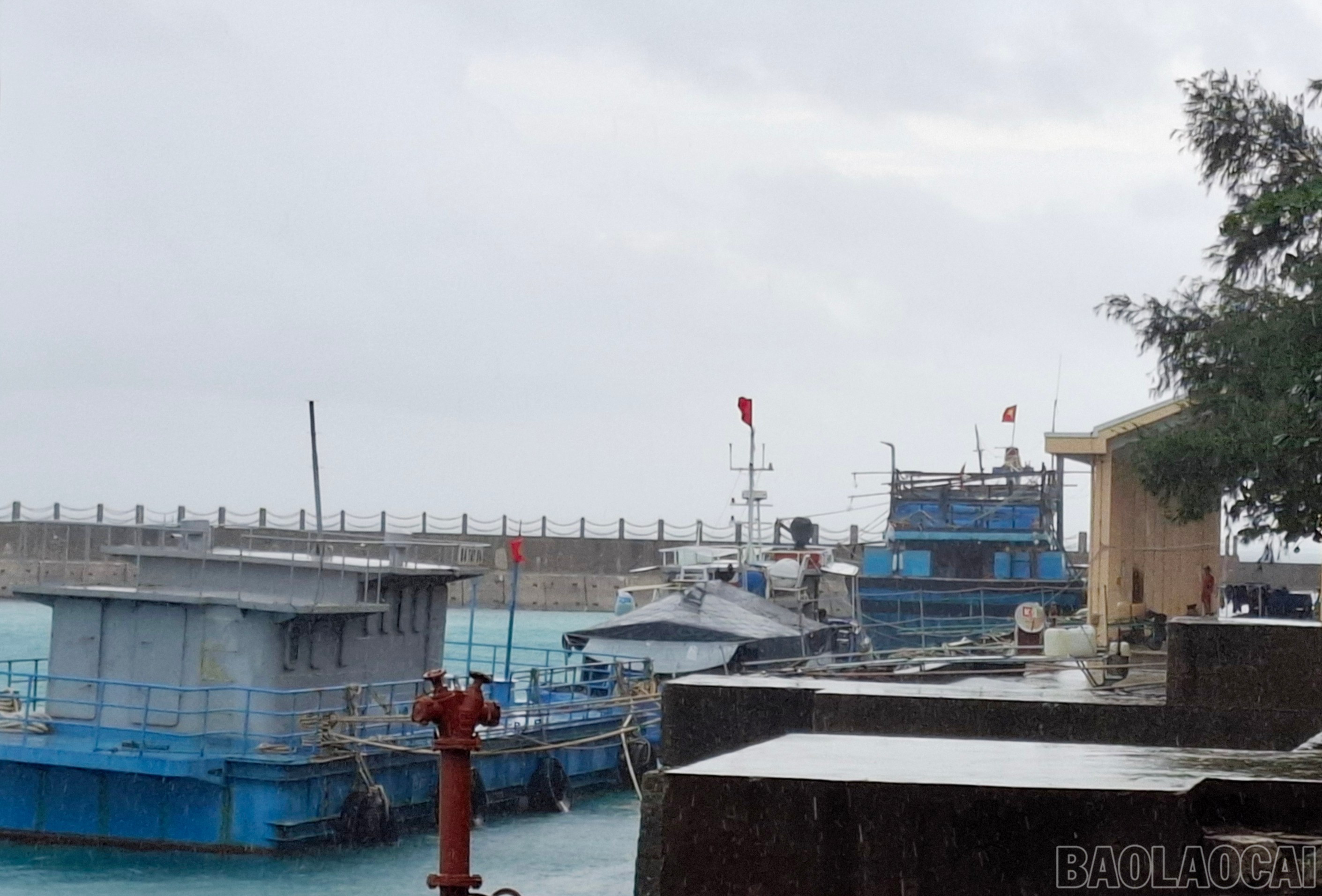 Tàu cá của ngư dân cập đảo tiếp nhiên liệu và nước ngọt. baolaocai-br_2917.jpg