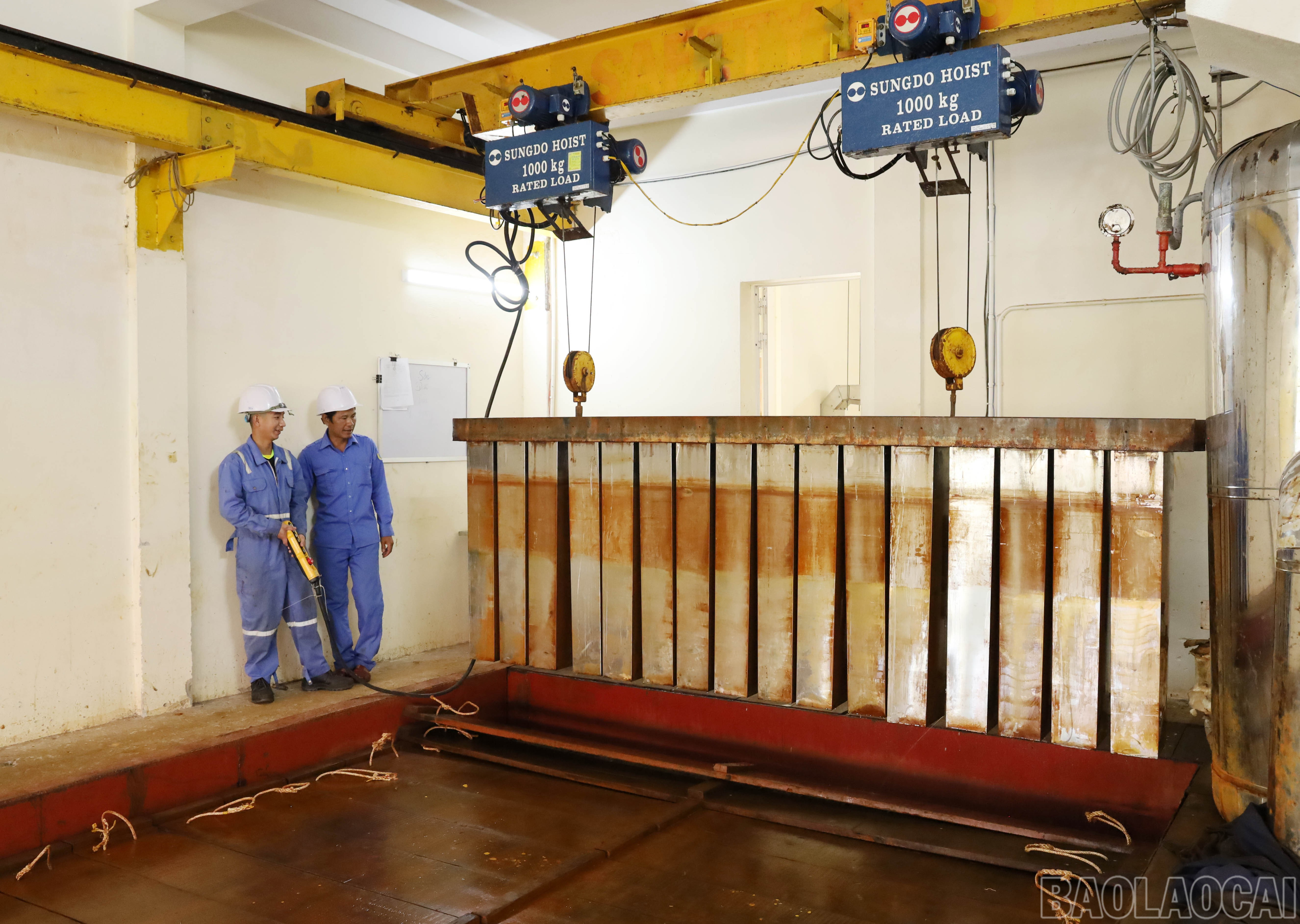 Công nhân của Trung tâm Dịch vụ hậu cần nghề cá vận hành nhà máy sản xuất nước đá cung cấp cho ngư dân bảo quản hải sản khai thác được. baolaocai-br_8231.jpg