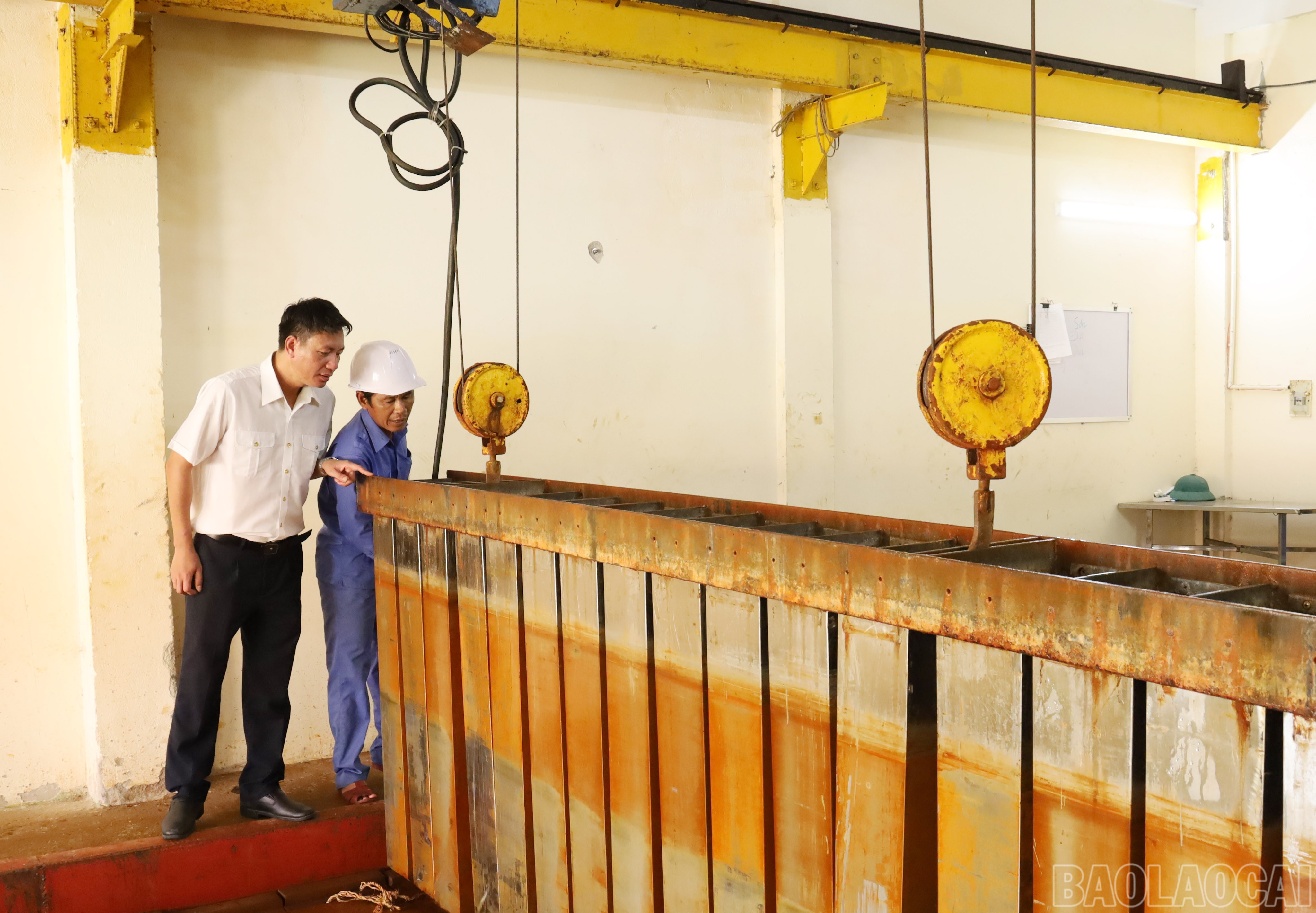 Mỗi năm, nhà máy sản xuất nước đá của Trung tâm Dịch vụ hậu cần nghề cá cung cấp hàng ngàn tấn đá cho ngư dân. baolaocai-br_235.jpg