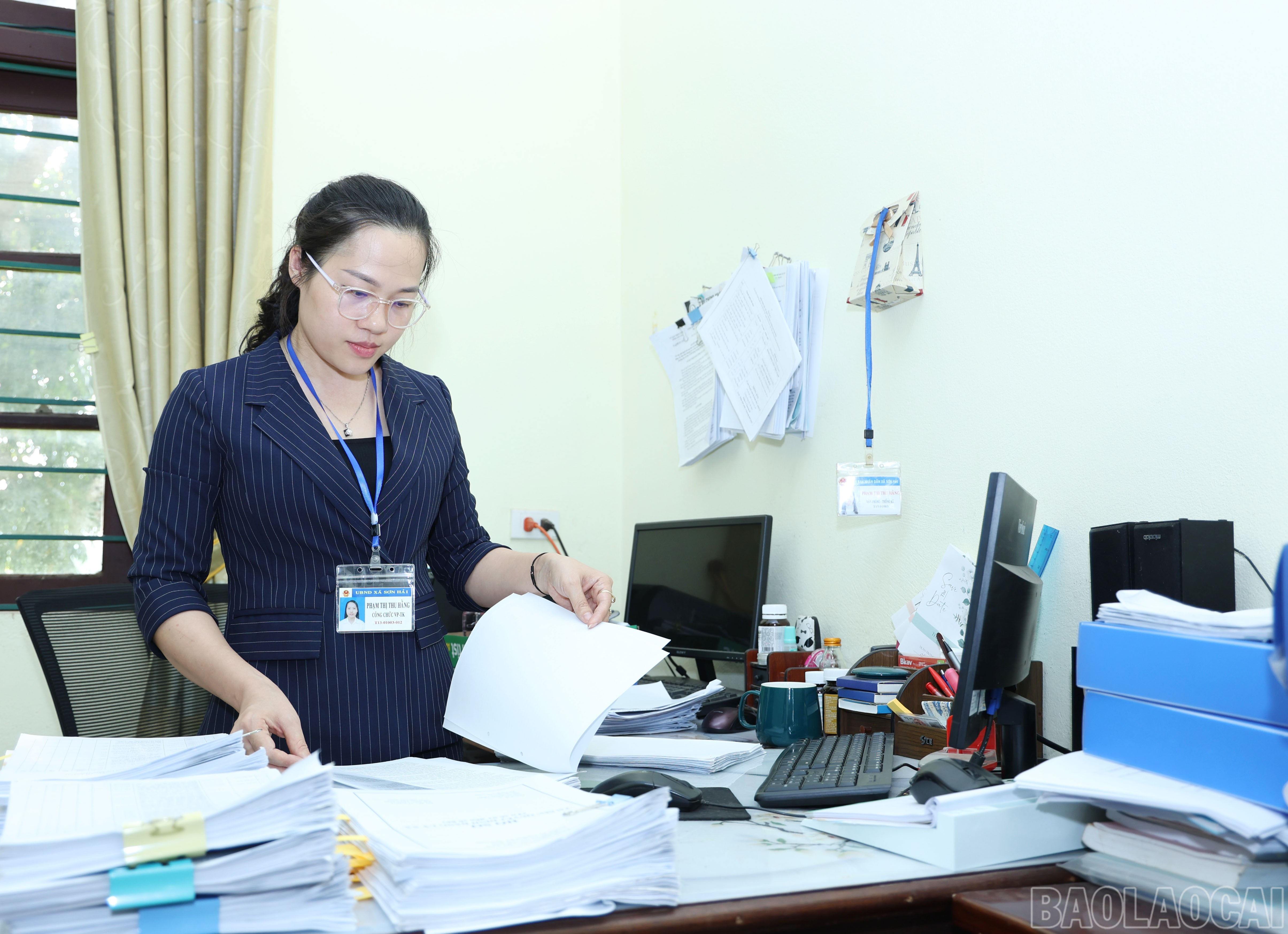 Công chức Văn phòng Đảng ủy xã Sơn Hải tích cực triển khai thực hiện sắp xếp, chỉnh lý văn thư, lưu trữ. baolaocai-br_4062.jpg
