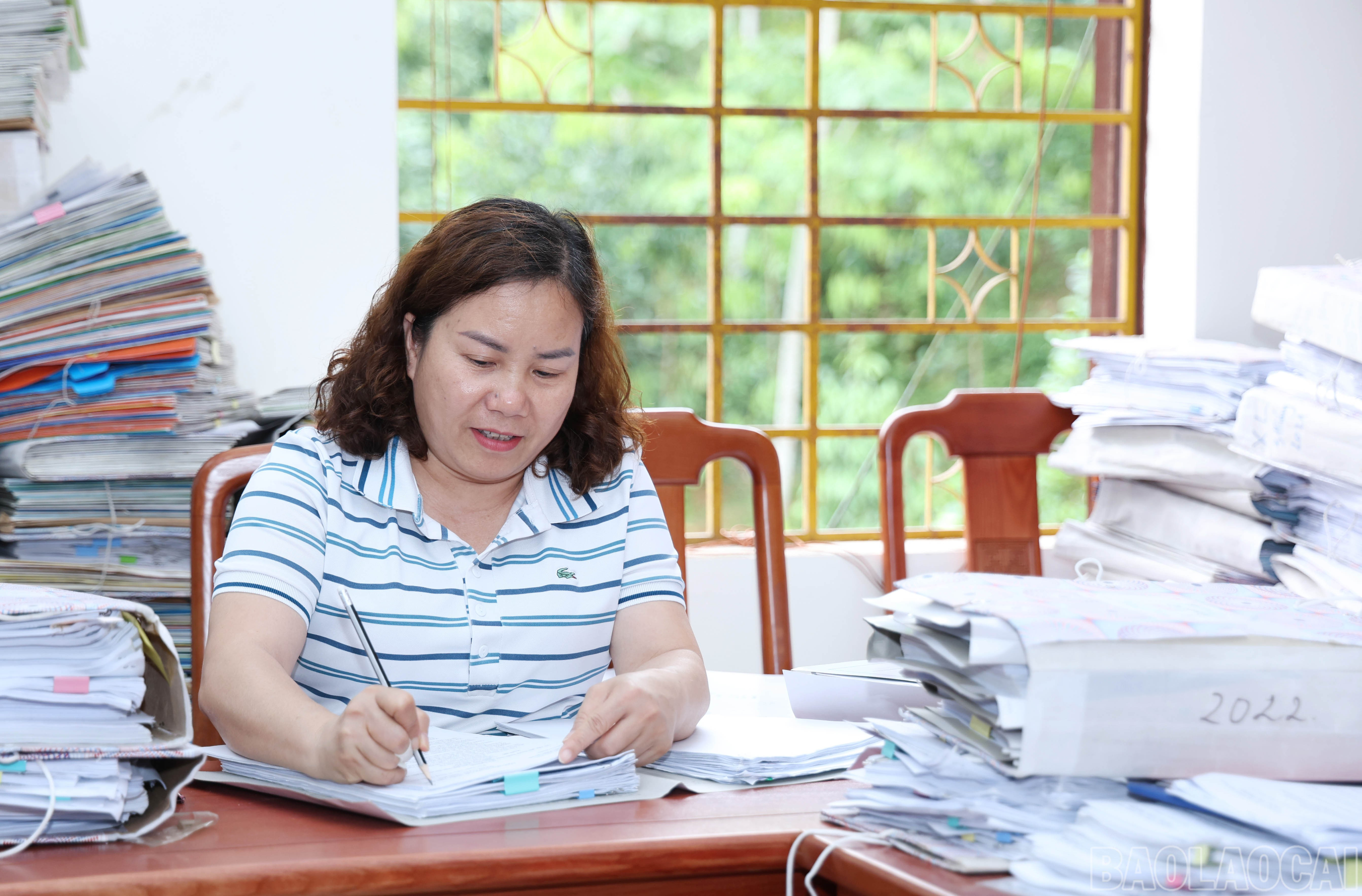 Chuyên viên Phòng Nội vụ huyện Bát Xát thực hiện chỉnh lý văn thư, lưu trữ. baolaocai-br_4031.jpg