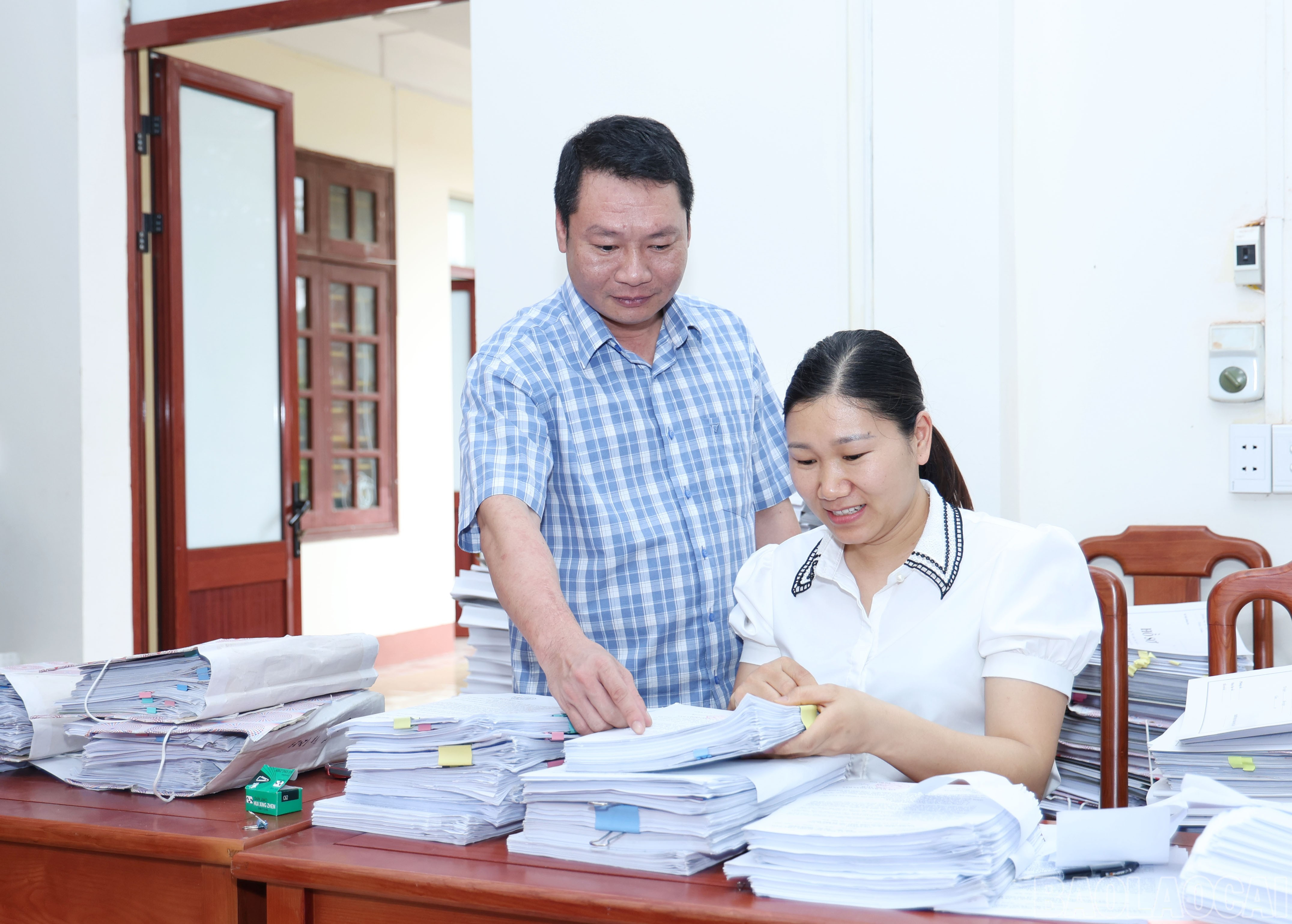 Lãnh đạo Phòng Nội vụ huyện Bát Xát kiểm tra công tác chỉnh lý văn thư, lưu trữ tại đơn vị. baolaocai-br_4023.jpg