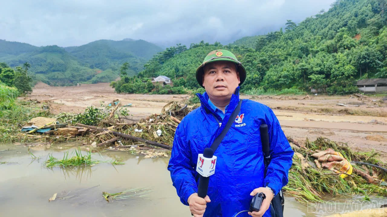 Nhà báo Phạm Hồng Ninh, Trưởng Cơ quan thường trú Thông tấn xã Việt Nam tại tỉnh Lào Cai tác nghiệp tại thôn Làng Nủ, xã Phúc Khánh, huyện Bảo Yên. baolaocai-br_ninh.jpg