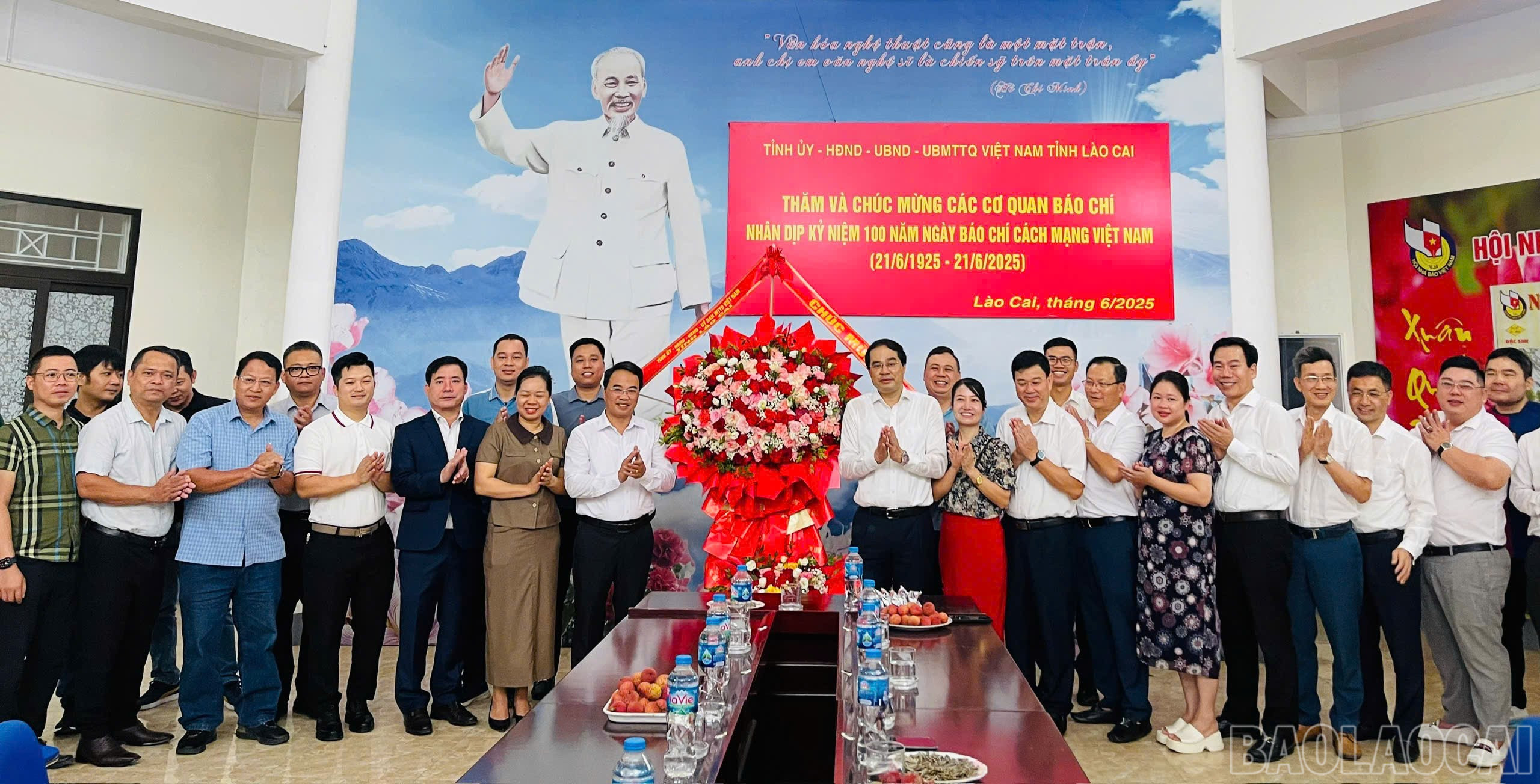 Đồng chí Trịnh Xuân Trường, Bí thư Tỉnh ủy, Chủ tịch UBND tỉnh tặng hoa chúc mừng các cơ quan báo chí. baolaocai-br_bi-thu.jpg