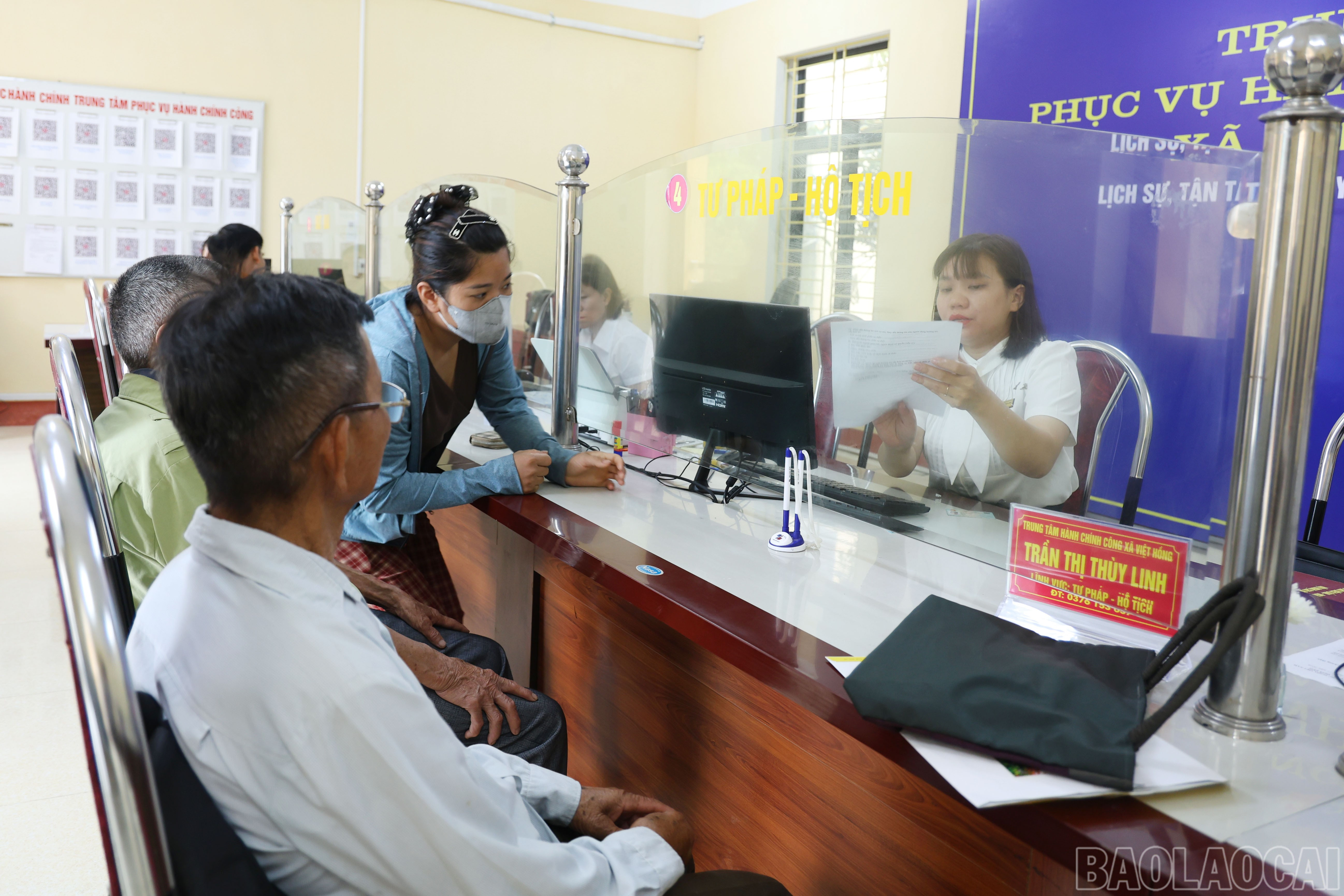 Người cao tuổi làm các thủ tục liên quan đến trợ cấp hưu trí xã hội tại Trung tâm Phục vụ hành chính công của xã xã Việt Hồng. baolaocai-br_img-6890.jpg