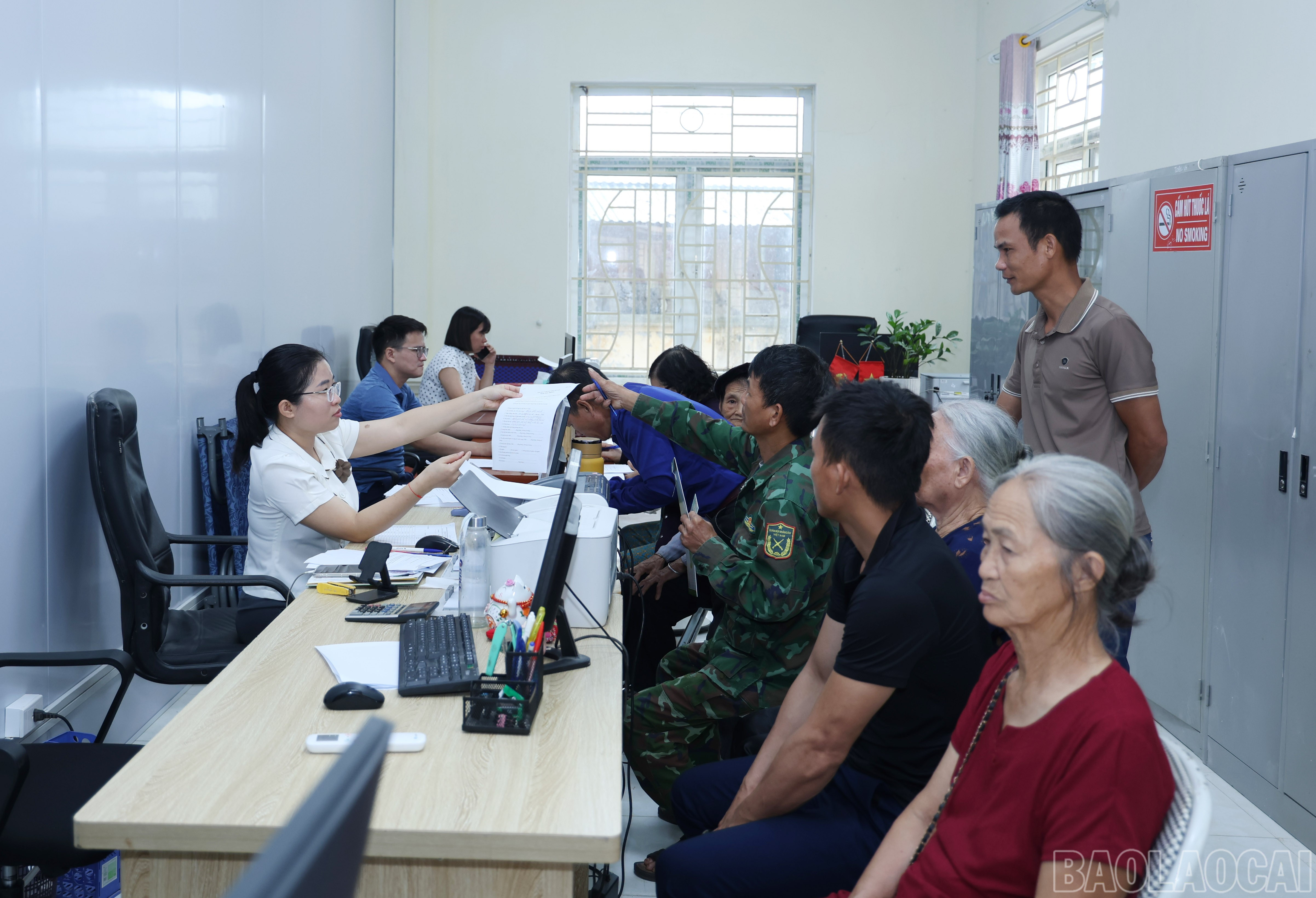Theo thống kê sơ bộ, toàn tỉnh có hơn 13.000 người cao tuổi thuộc diện được hưởng trợ cấp hưu trí xã hội. baolaocai-br_img-6906.jpg