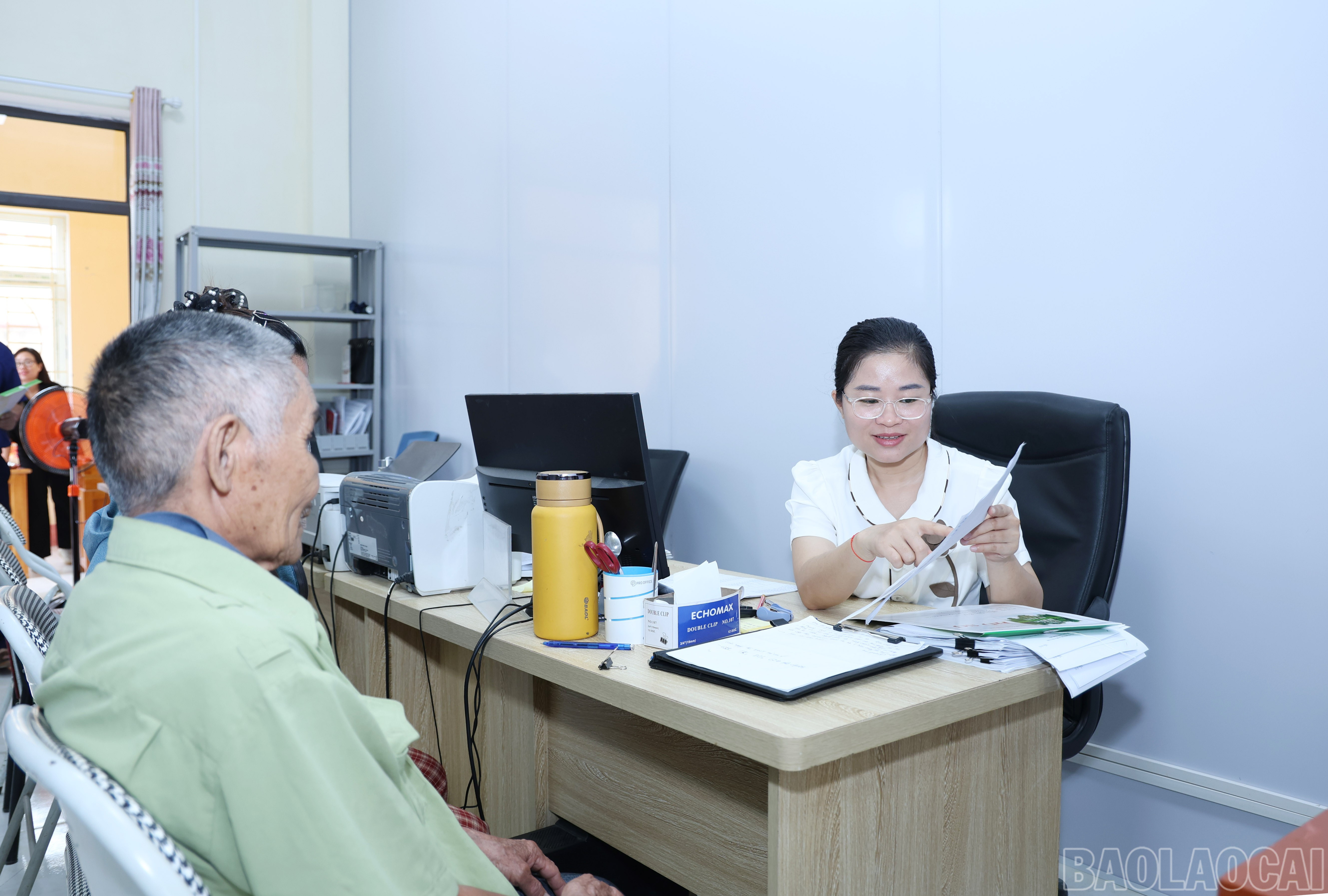Người cao tuổi được đội ngũ chuyên viên Phòng Văn hóa - Xã hội các xã, phường hướng dẫn khai báo các thông tin liên quan. baolaocai-br_img-6962.jpg