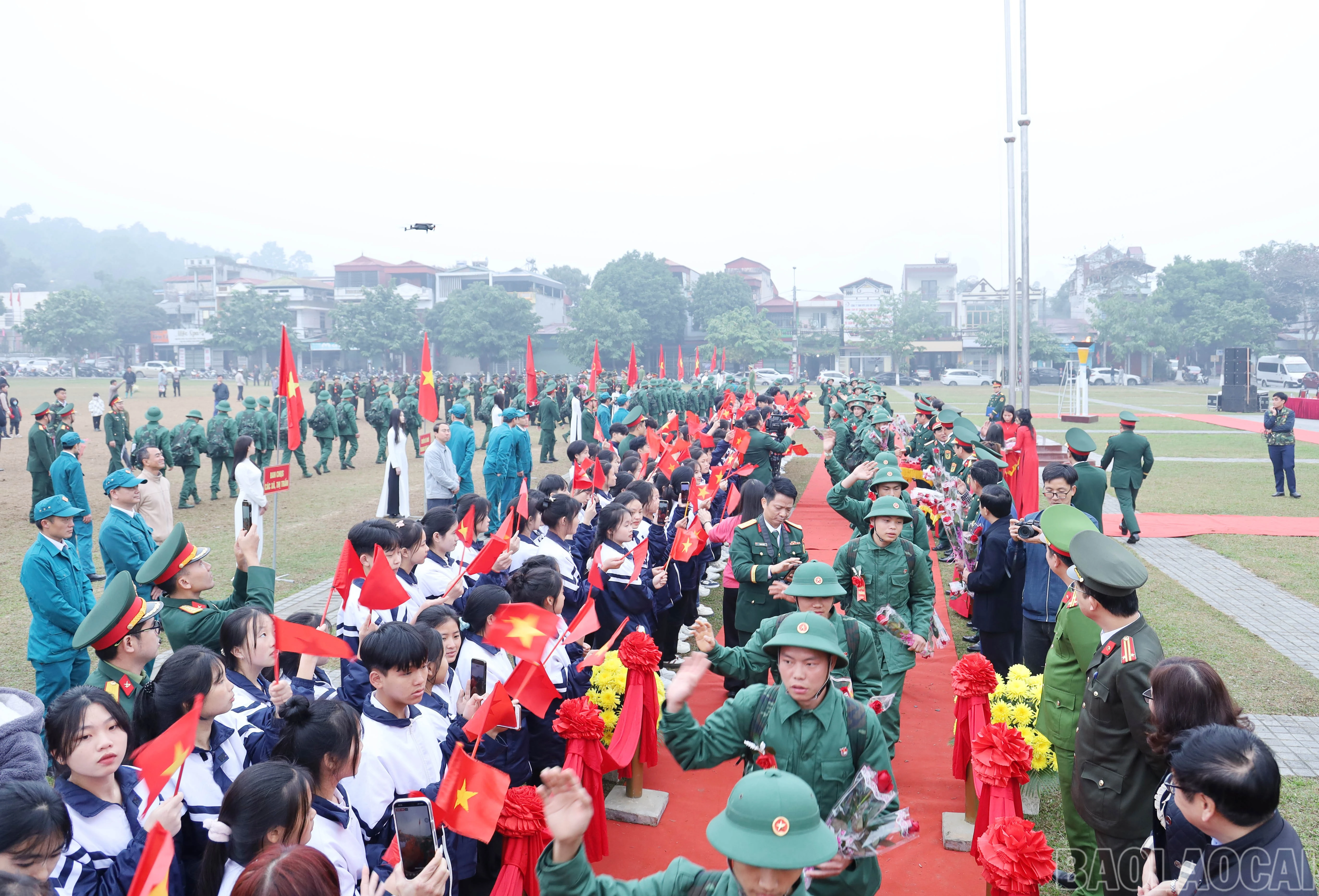 Thanh niên háo hức lên đường tòng quân trong tình cảm chia tay ấm áp của gia đình, bạn bè và Nhân dân.