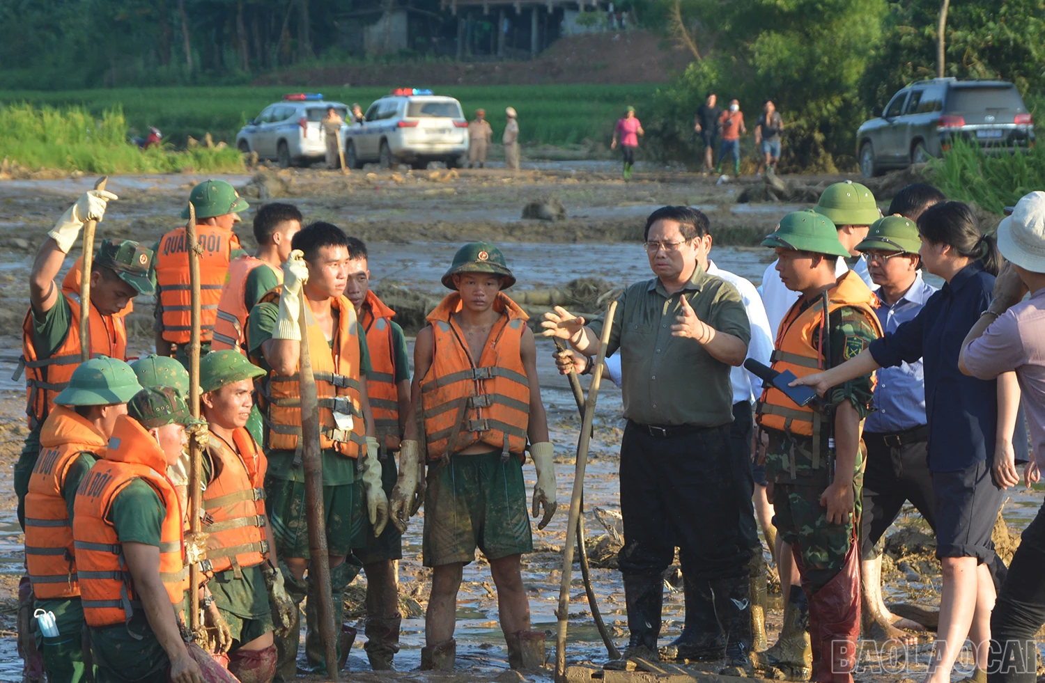 Thủ tướng Chính phủ động viên các lực lượng tham gia tìm kiếm nạn nhân tại thôn Làng Nủ.